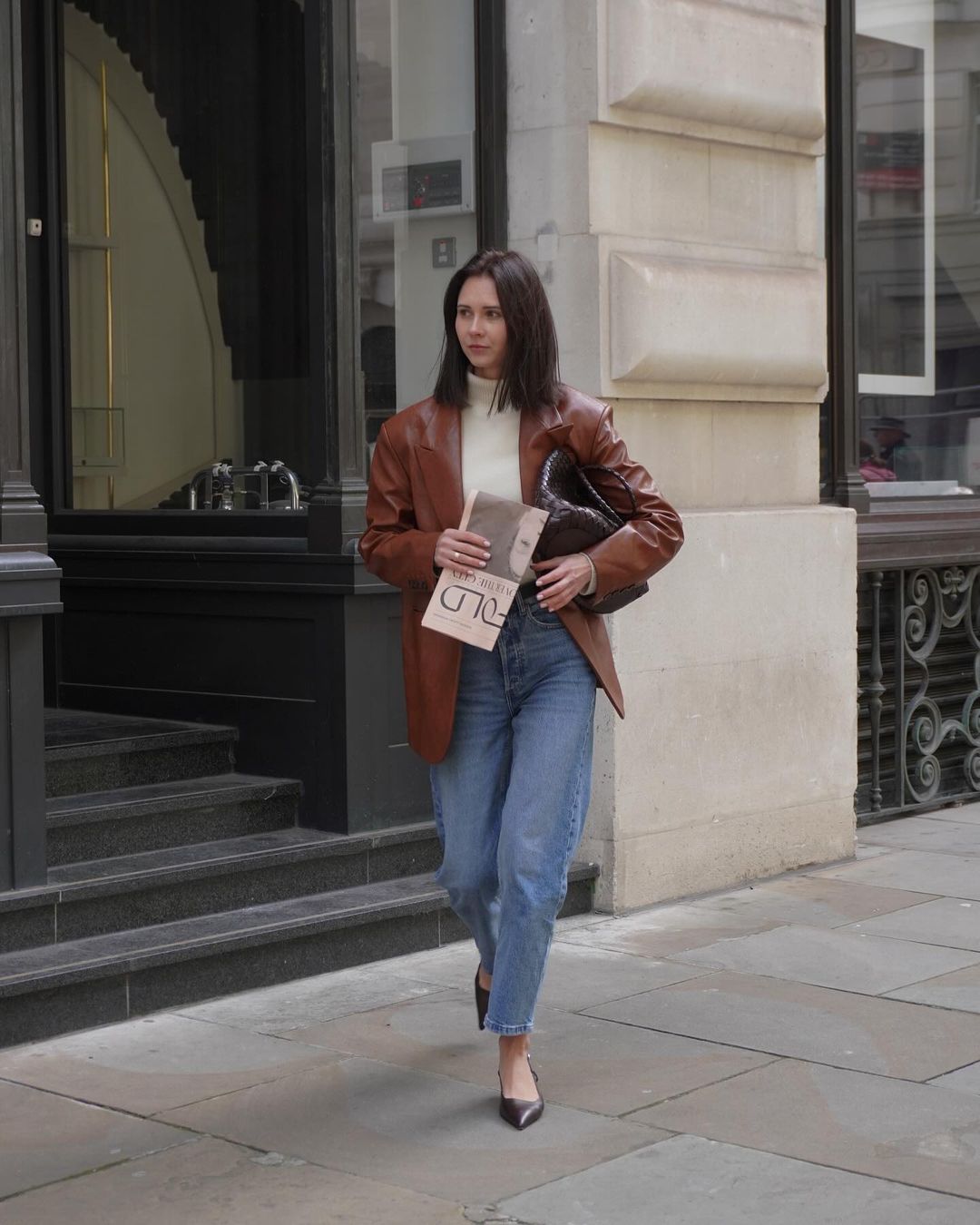 Důvod, proč se modré džíny nejsnadněji nosí a jsou nejkrásnější ve vašem šatníku - Foto 8. Lý do khiến quần jeans xanh dễ mặc đẹp nhất tủ đồ- Ảnh 8.