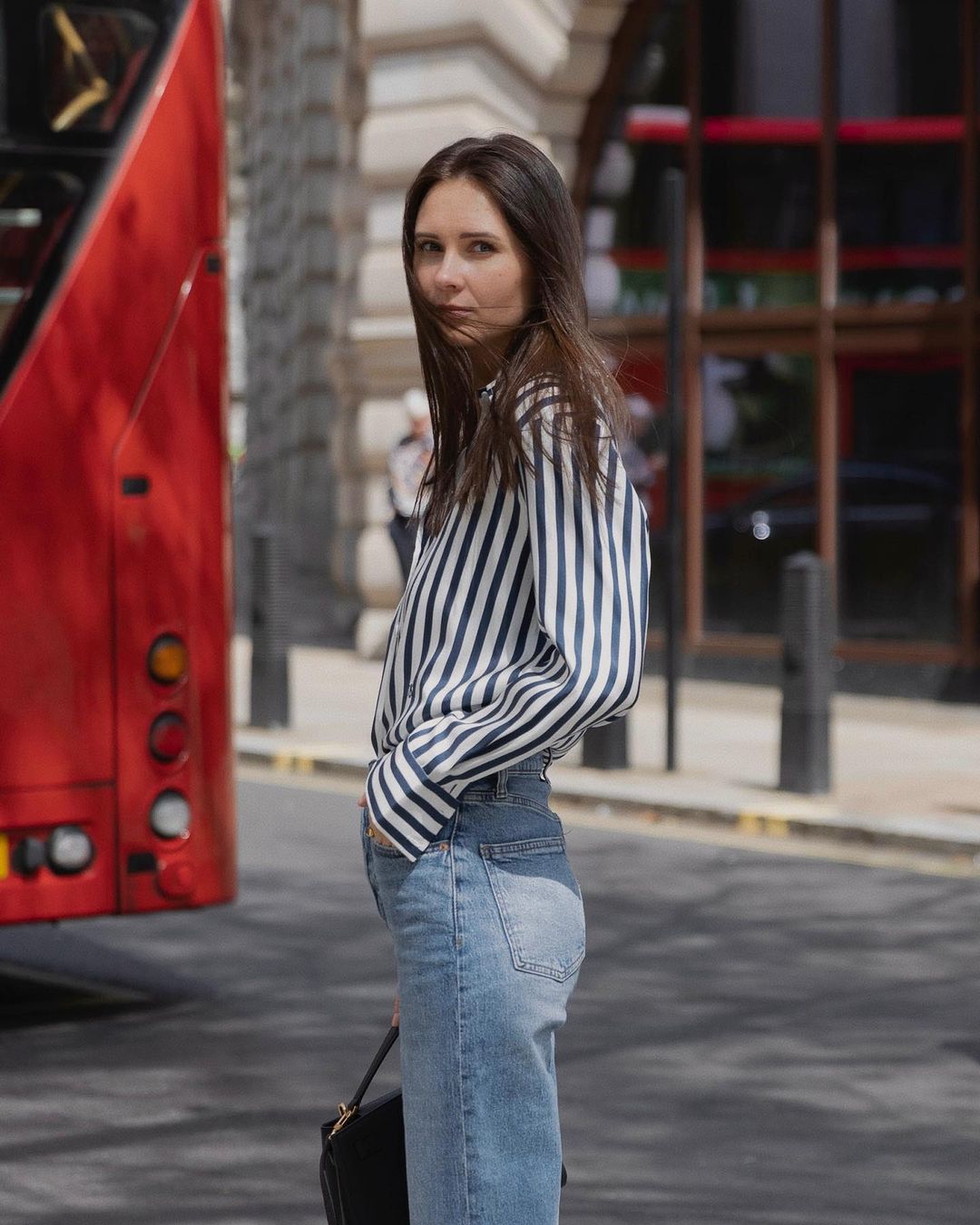 Důvod, proč se modré džíny nejsnadněji nosí a jsou nejkrásnější ve vašem šatníku - Foto 1. Lý do khiến quần jeans xanh dễ mặc đẹp nhất tủ đồ- Ảnh 1.