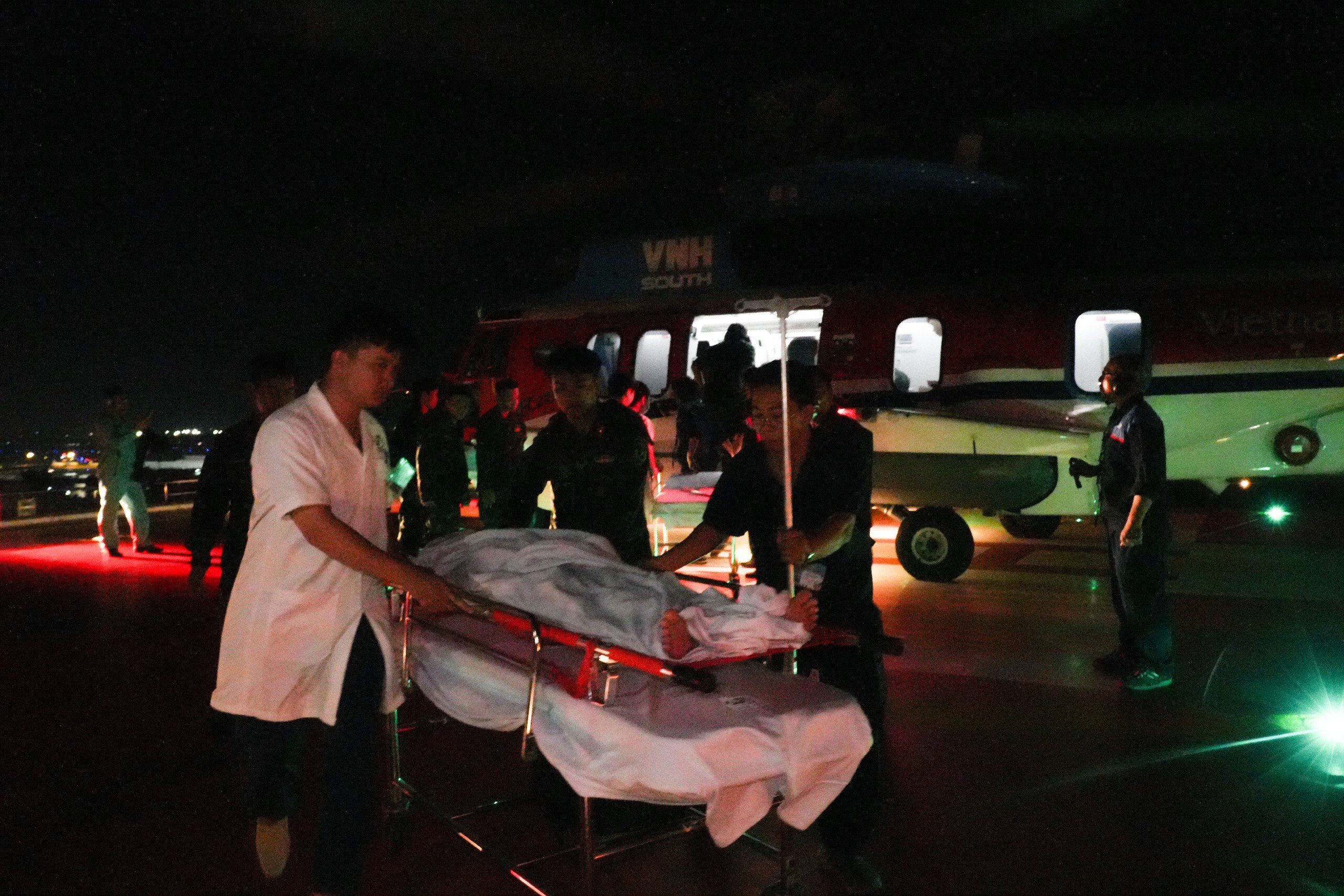 Cấp cứu bằng trực thăng 2 bệnh nhân bị đột quỵ khi đánh cá ở Trường Sa- Ảnh 2.