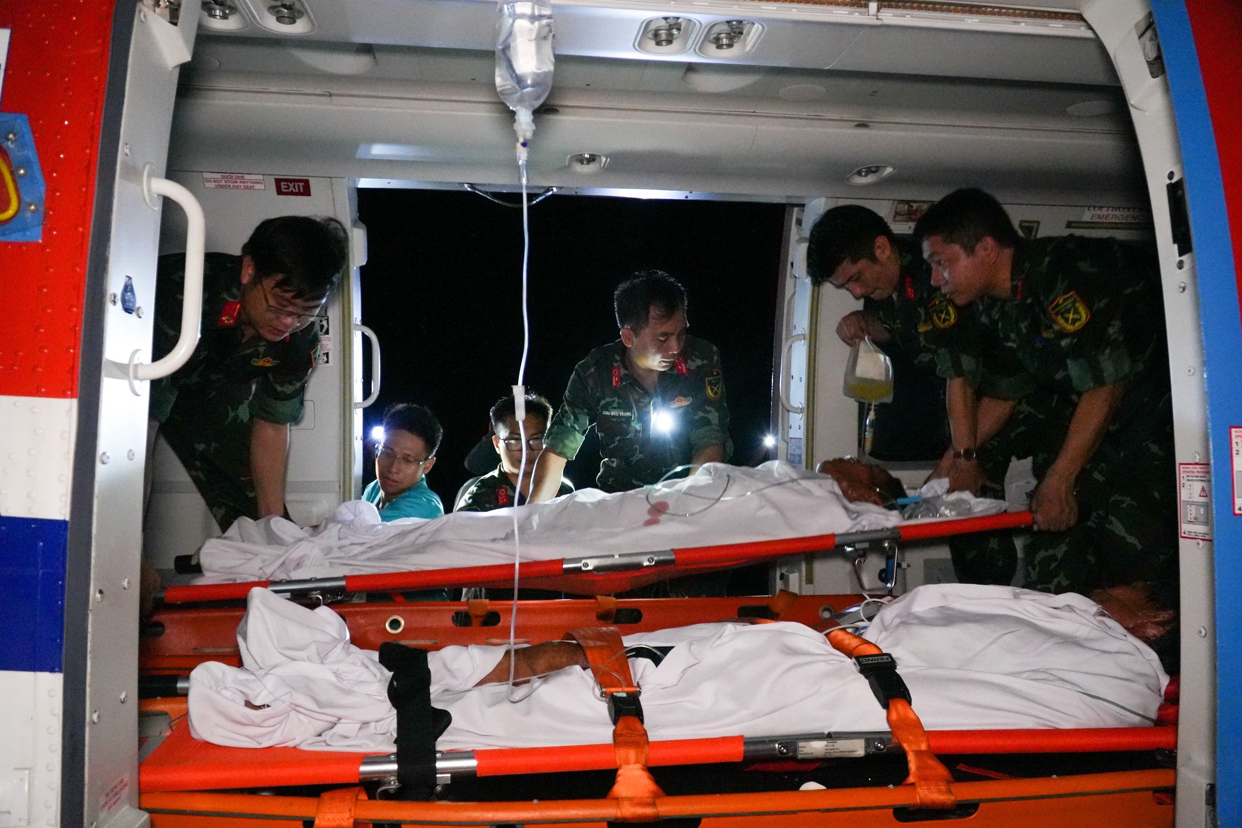 Cấp cứu bằng trực thăng 2 bệnh nhân bị đột quỵ khi đánh cá ở Trường Sa- Ảnh 1.