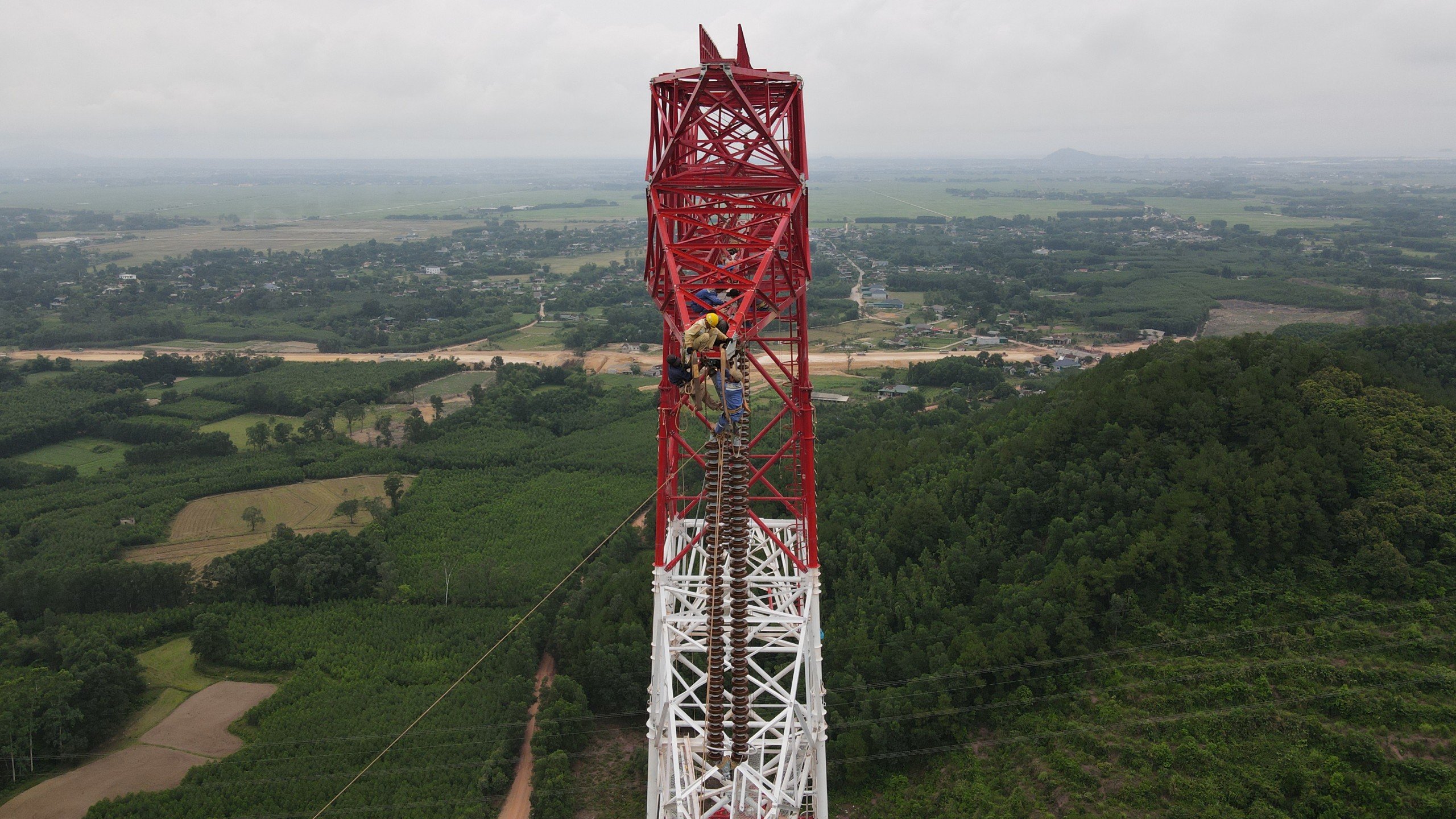 Cận cảnh công trường xây dựng đường dây 500 kV mạch 3 qua Hà Tĩnh- Ảnh 2.