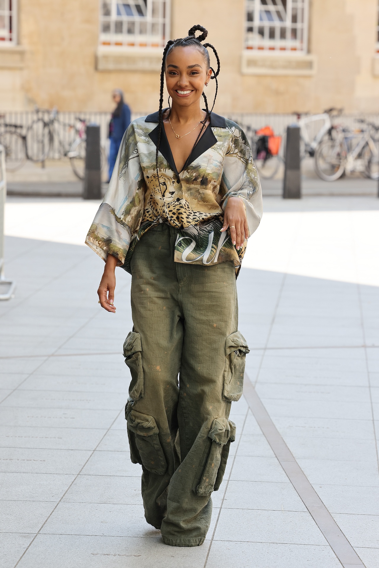 ខោជើងវែងត្រង់មានស្ទីលផ្លូវដ៏ឆ្នើមចំនួន ៥ - រូបថត ៧. Quần ống rộng suông dài với 5 phong cách xuống phố nổi bật- Ảnh 7.