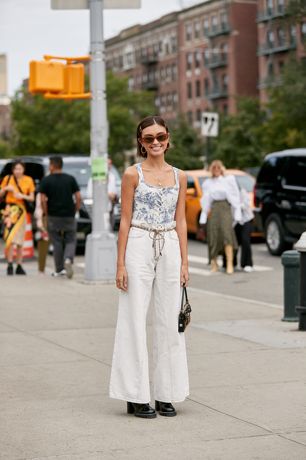 ខោជើងវែងត្រង់មានស្ទីលផ្លូវដ៏ឆ្នើមចំនួន ៥ - រូបថត ៦. Quần ống rộng suông dài với 5 phong cách xuống phố nổi bật- Ảnh 6.