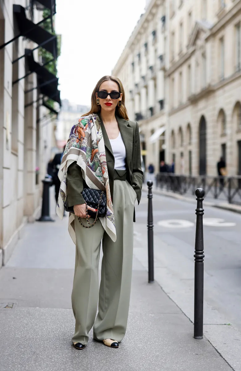 ខោជើងវែងត្រង់មានស្ទីលផ្លូវដ៏ឆ្នើមចំនួន ៥ - រូបថត ២. Quần ống rộng suông dài với 5 phong cách xuống phố nổi bật- Ảnh 2.