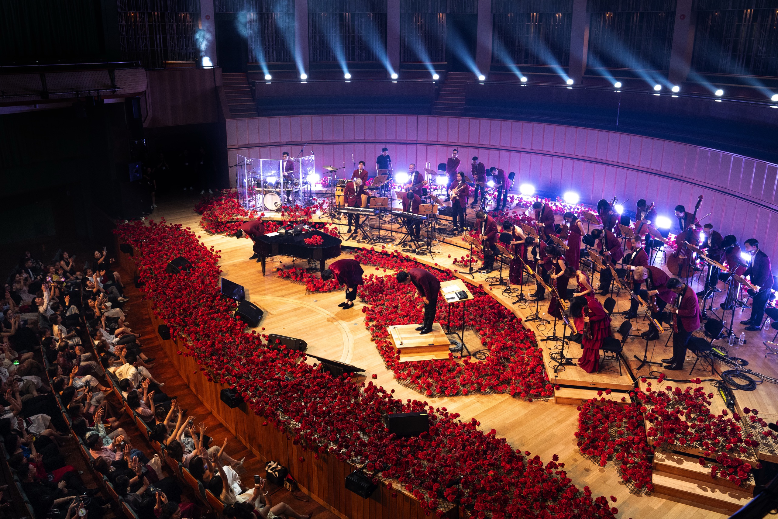 'គូរផ្កាកុលាប' ដោយ Ha Anh Tuan នៅសិង្ហបុរី៖ ច្រៀងអំពីជំនឿ! - រូបថត ៨. 'Sketch a rose' của Hà Anh Tuấn tại Singapore: Hát về niềm tin!- Ảnh 8.