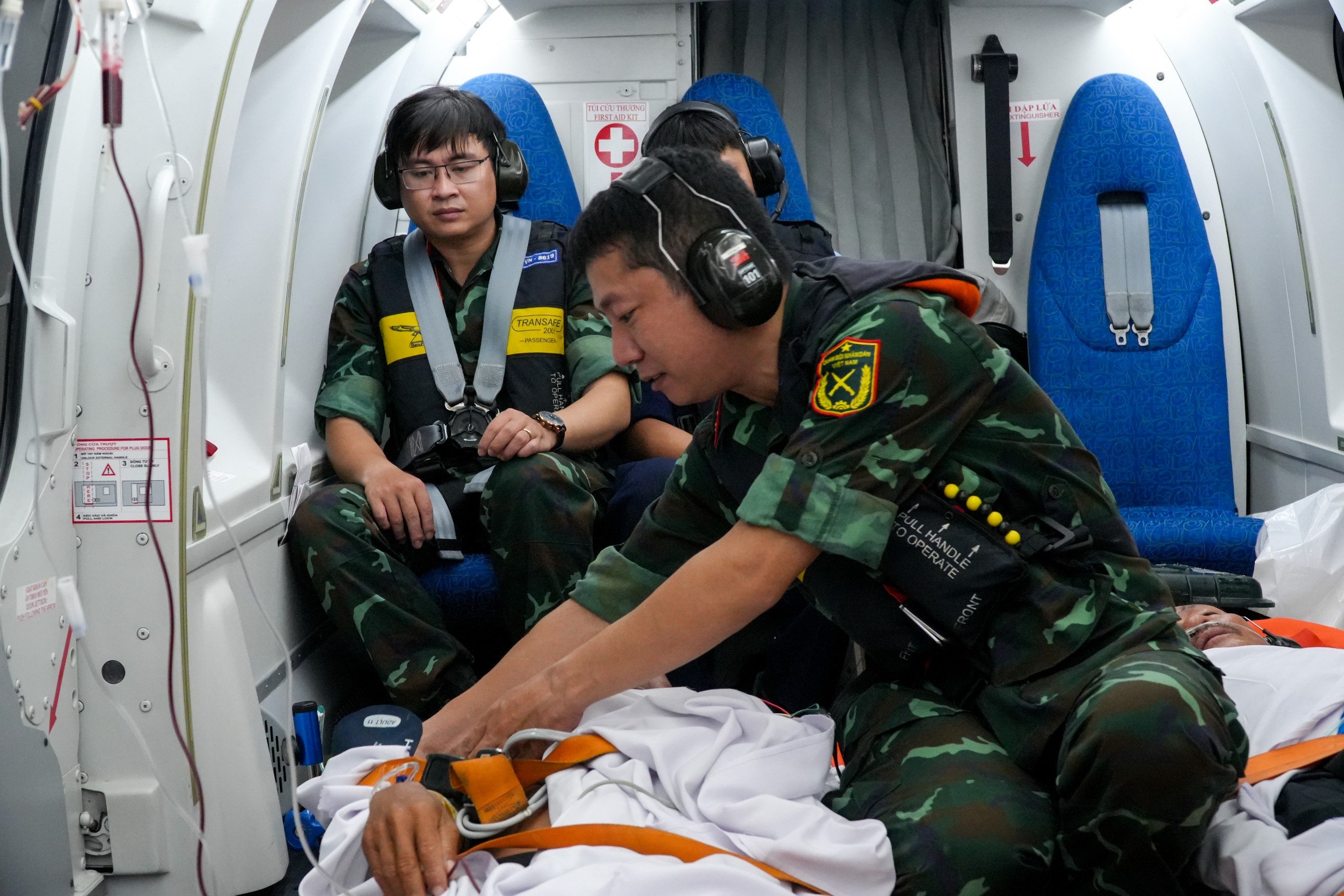 Đưa bệnh nhân bị đột quỵ từ Trường Sa về đất liền chữa trị- Ảnh 1. Đưa bệnh nhân bị đột quỵ từ Trường Sa về đất liền chữa trị- Ảnh 1.