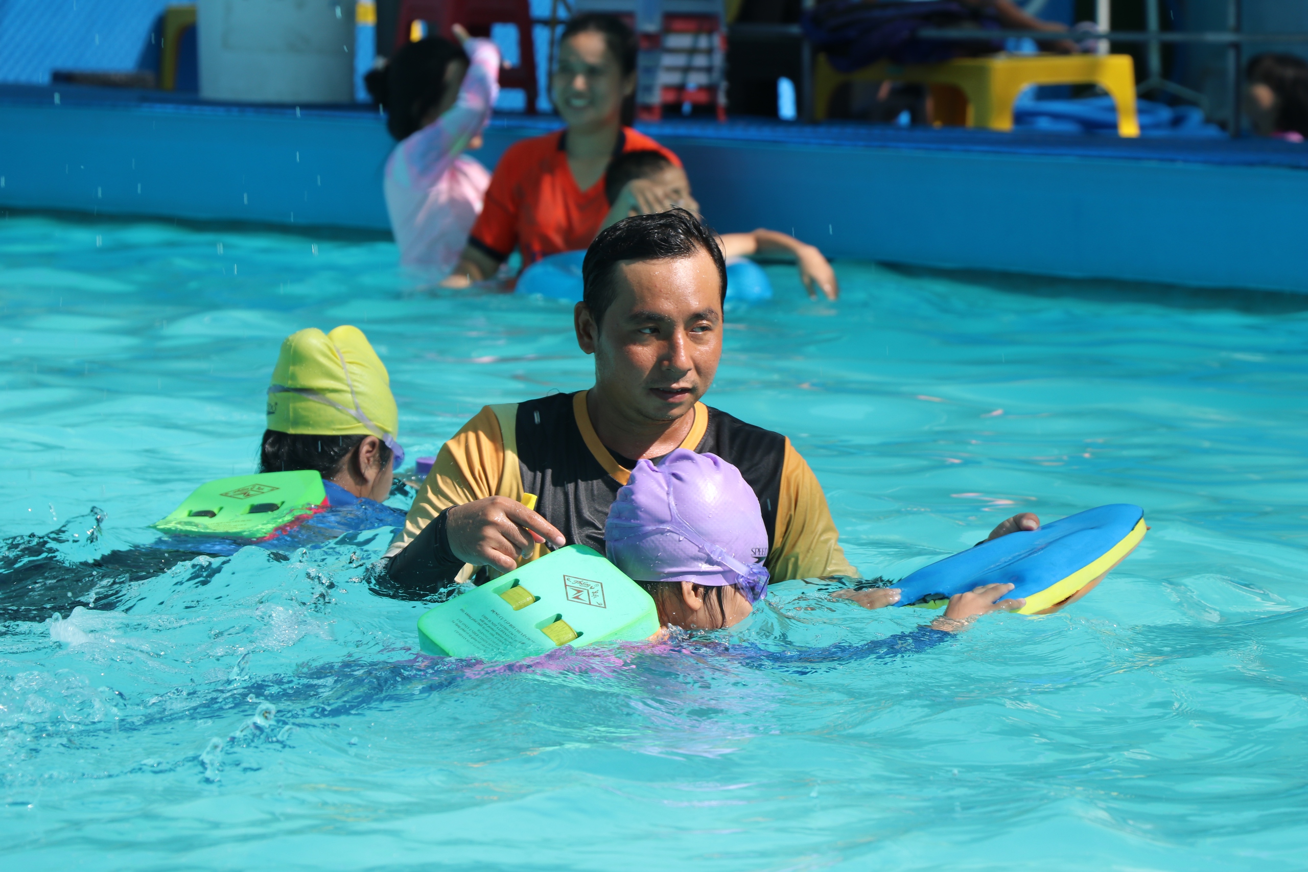 Lớp học bơi đặc biệt cho trẻ khiếm thị tại quận Bình Tân - Ảnh 1.