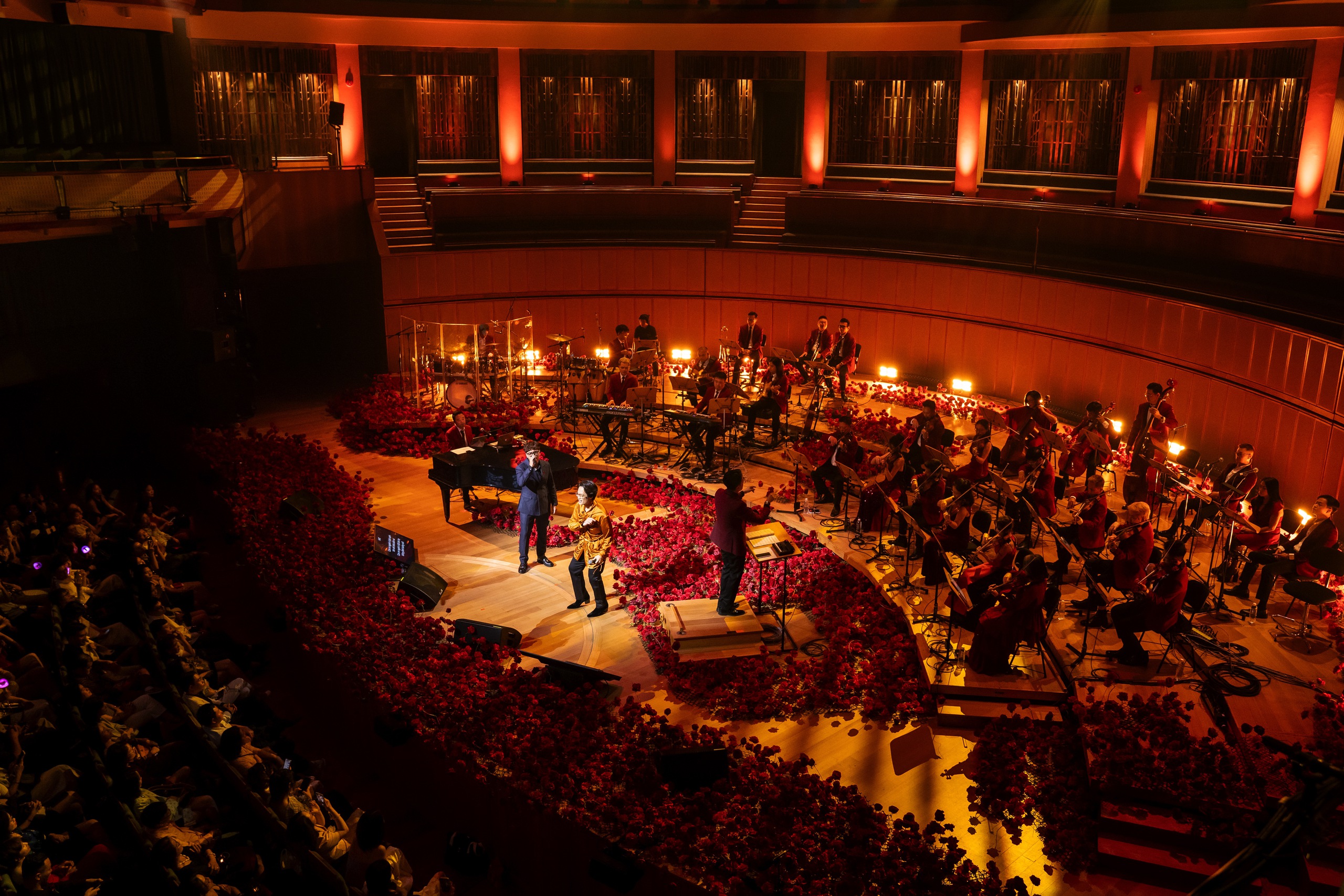 'គូរផ្កាកុលាប' ដោយ Ha Anh Tuan នៅសិង្ហបុរី៖ ច្រៀងអំពីជំនឿ! - រូបថត ៦. 'Sketch a rose' của Hà Anh Tuấn tại Singapore: Hát về niềm tin!- Ảnh 6.