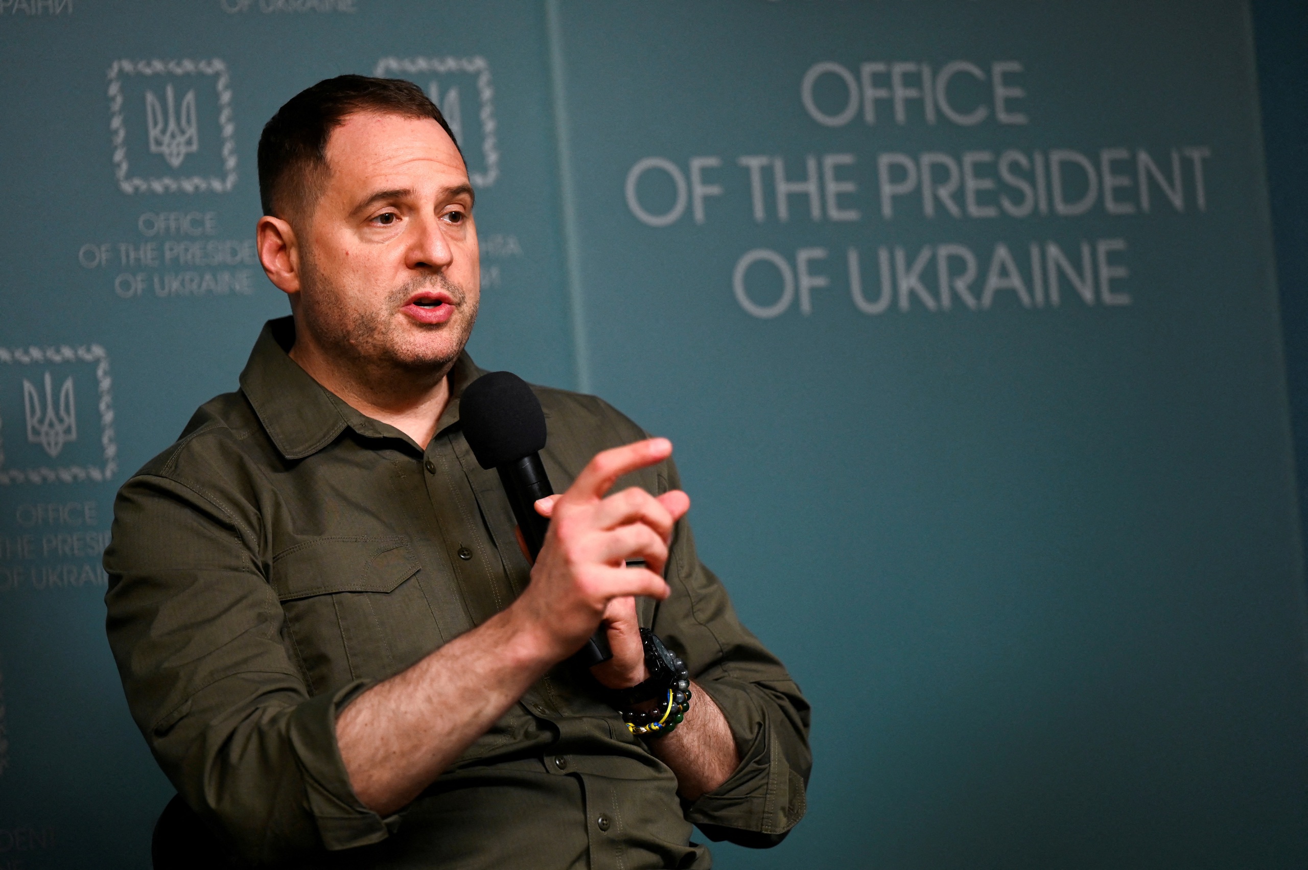 Báo Anh hé lộ nhân vật quyền lực đứng sau tổng thống Ukraine- Ảnh 3.