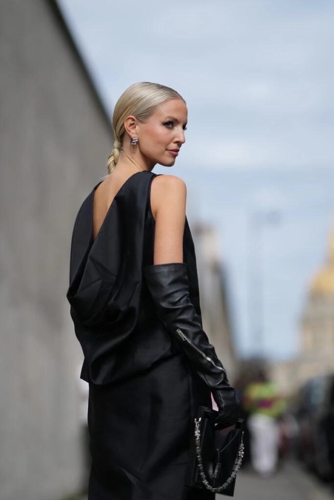 រ៉ូបគ្មានខ្នង 'អាសអាភាស' បំផុតនៃរដូវក្តៅឆ្នាំ 2024 - រូបថត 3 ។ Những chiếc váy hở lưng 'tinh nghịch' nhất hè 2024- Ảnh 3.