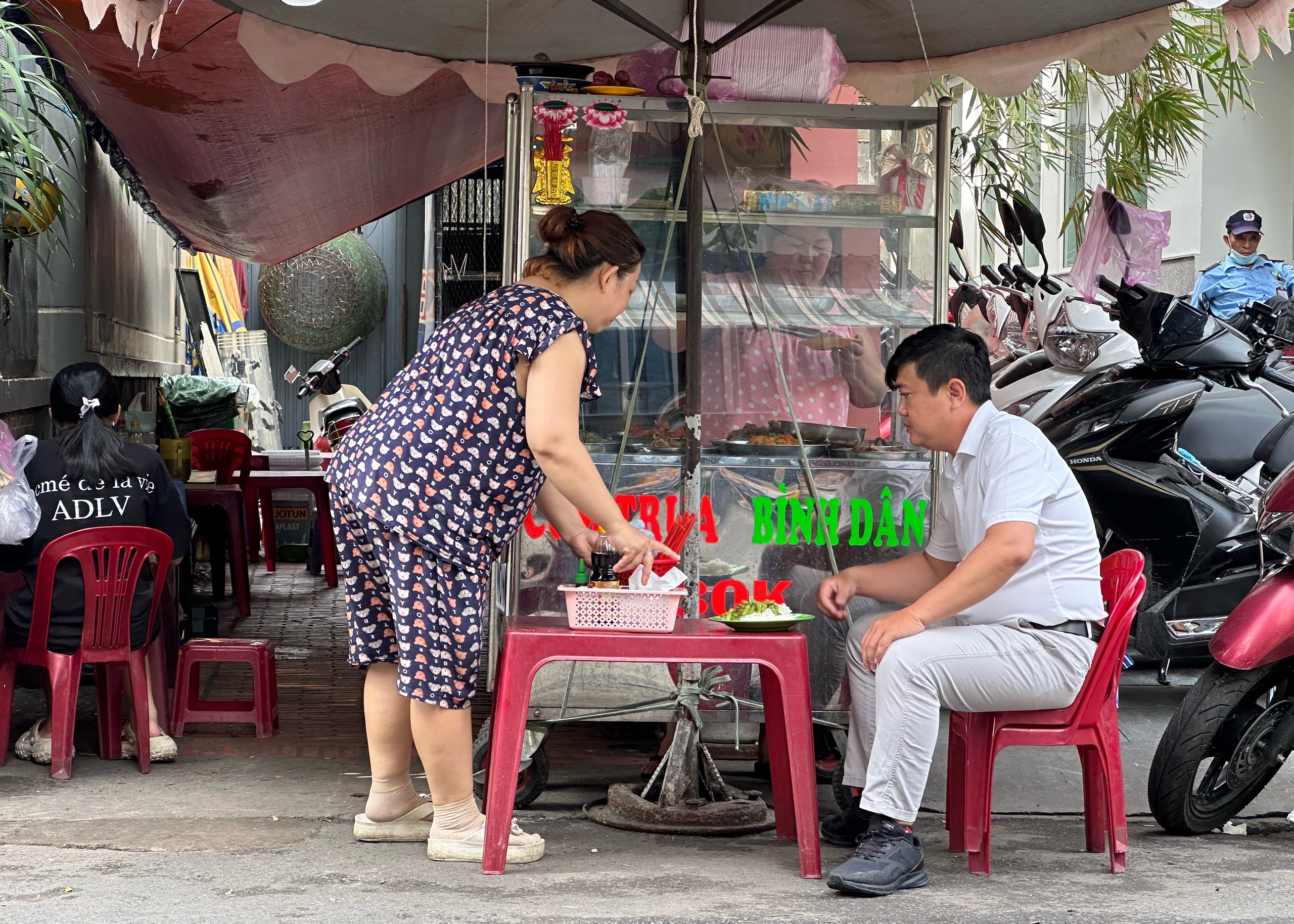 Thuê mặt bằng mở quán ở TP.HCM: Từ quán ăn vỉa hè 'lên đời', khách đông hơn hay bỏ đi?- Ảnh 3.