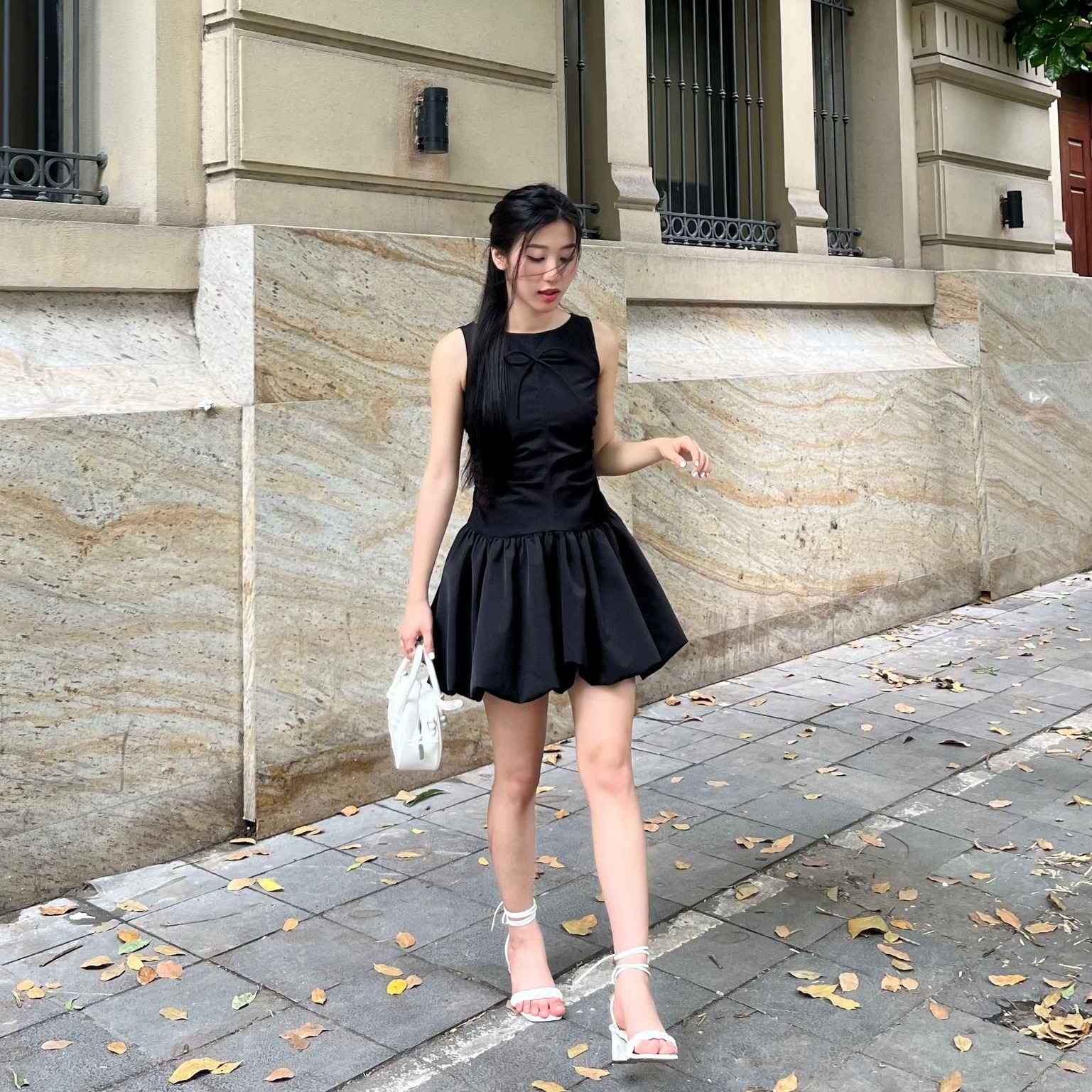 Tank top dan pakaian adalah 'cinta sejati' musim panas, jika anda membeli cukup, anda tidak perlu risau tentang kelihatan buruk - Foto 4. Áo, váy tank top là 'chân ái' mùa hè, nàng sắm đủ là không lo mặc xấu- Ảnh 4.