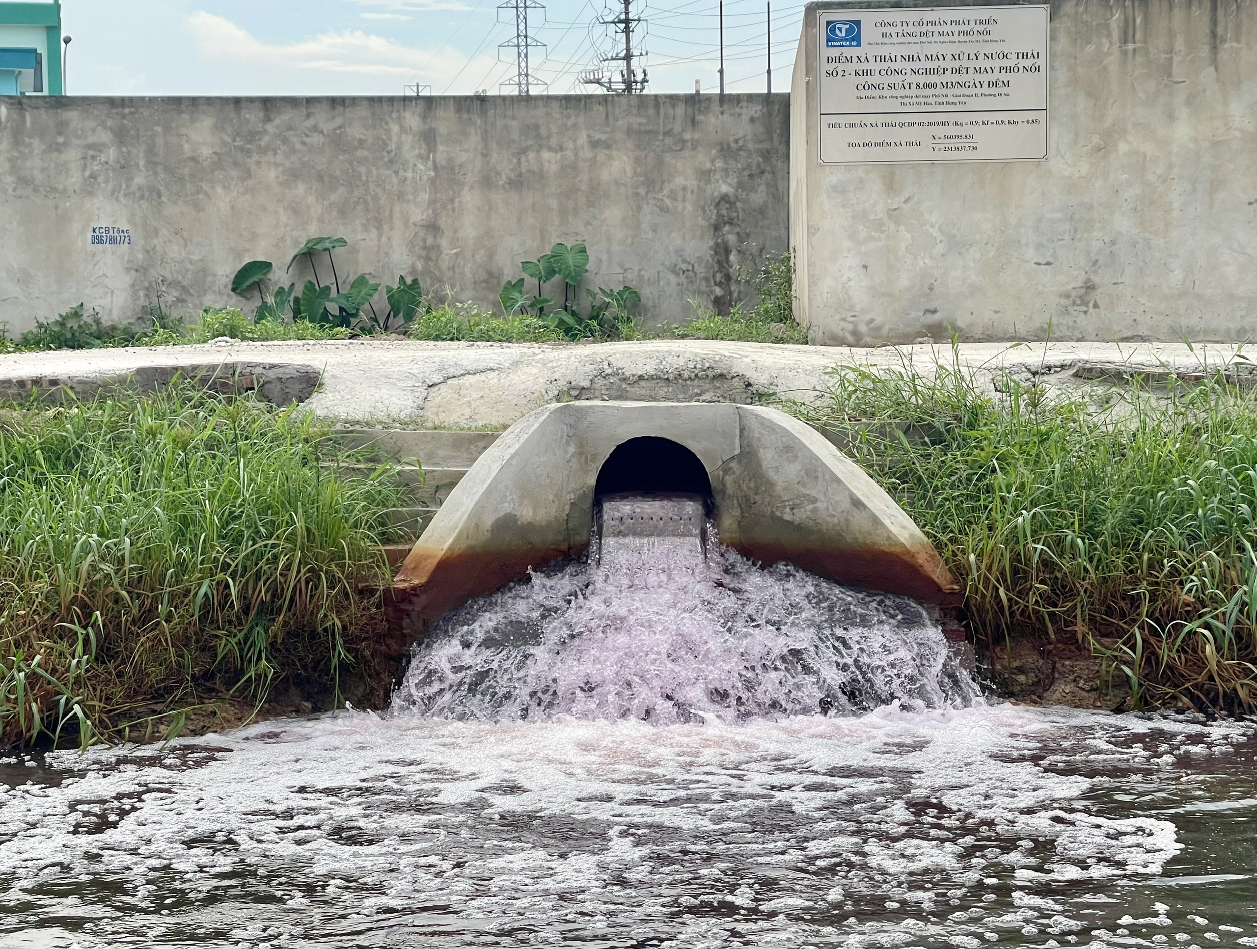 Nước thải khu công nghiệp nhuộm hồng con kênh đổ ra sông Bắc Hưng Hải- Ảnh 1.