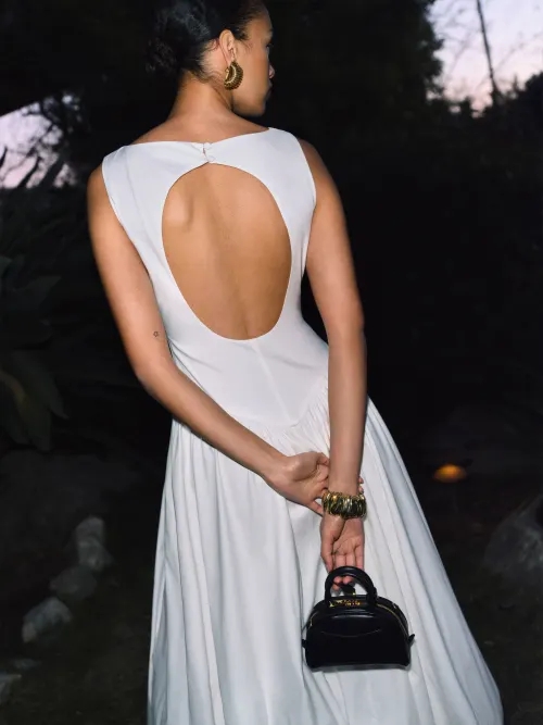 The minimalist 'milkmaid dress', a summer/autumn style - Photo 4. Chiếc váy tối giản 'cô gái vắt sữa', phong cách mùa hè thu- Ảnh 4.