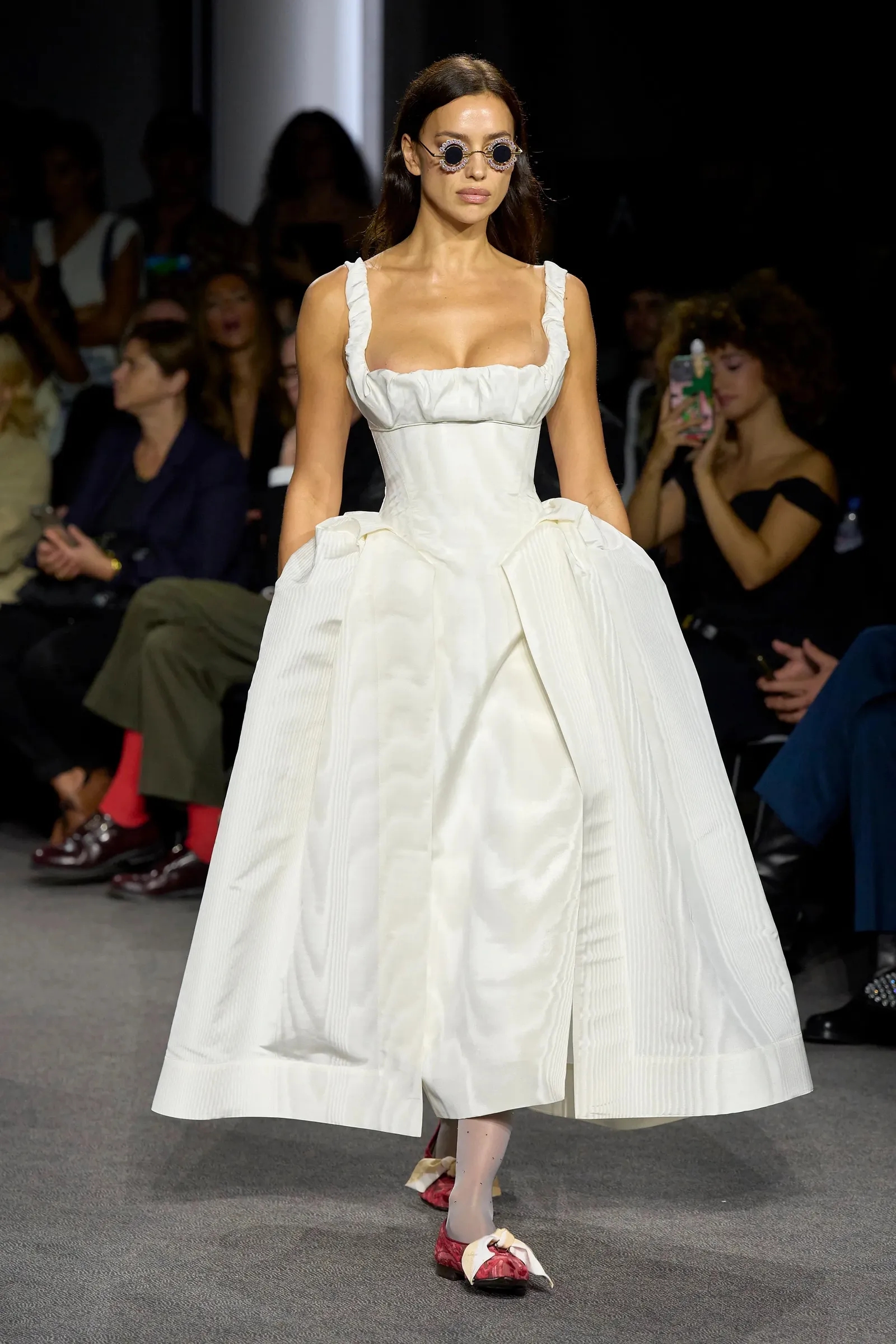 The minimalist 'milkmaid dress', a summer/autumn style - Photo 1. Chiếc váy tối giản 'cô gái vắt sữa', phong cách mùa hè thu- Ảnh 1.