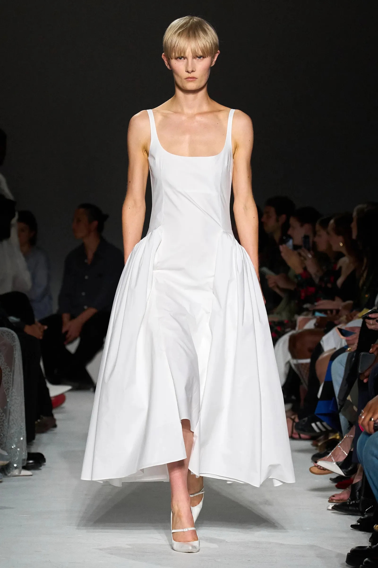The minimalist 'milkmaid' dress, a summer/autumn style - Photo 2. Chiếc váy tối giản 'cô gái vắt sữa', phong cách mùa hè thu- Ảnh 2.