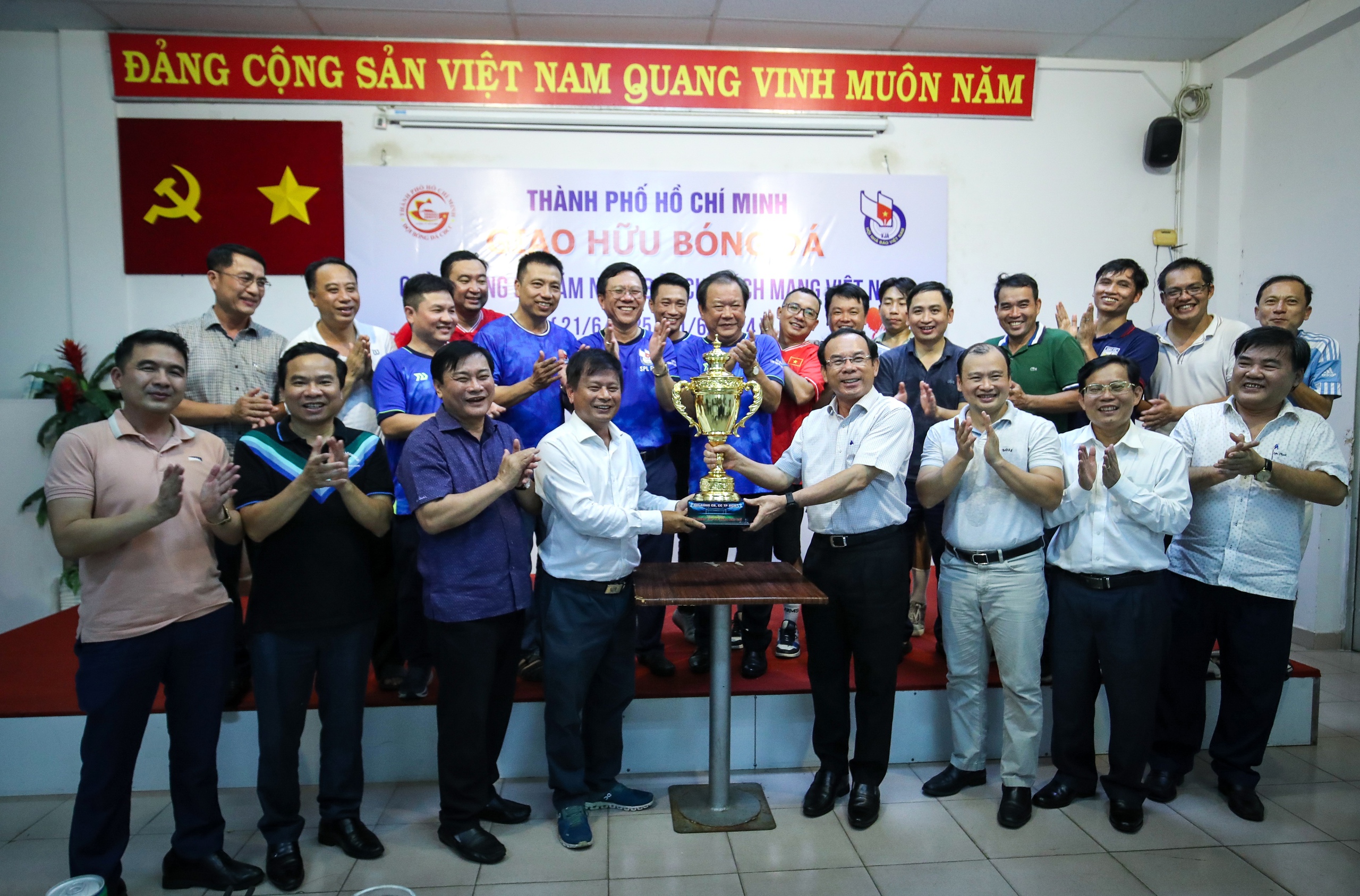 Bí thư Thành ủy TP.HCM Nguyễn Văn Nên (hàng đầu, thứ tư từ phải sang) trao cúp cho đội Hội nhà báo TP.HCM