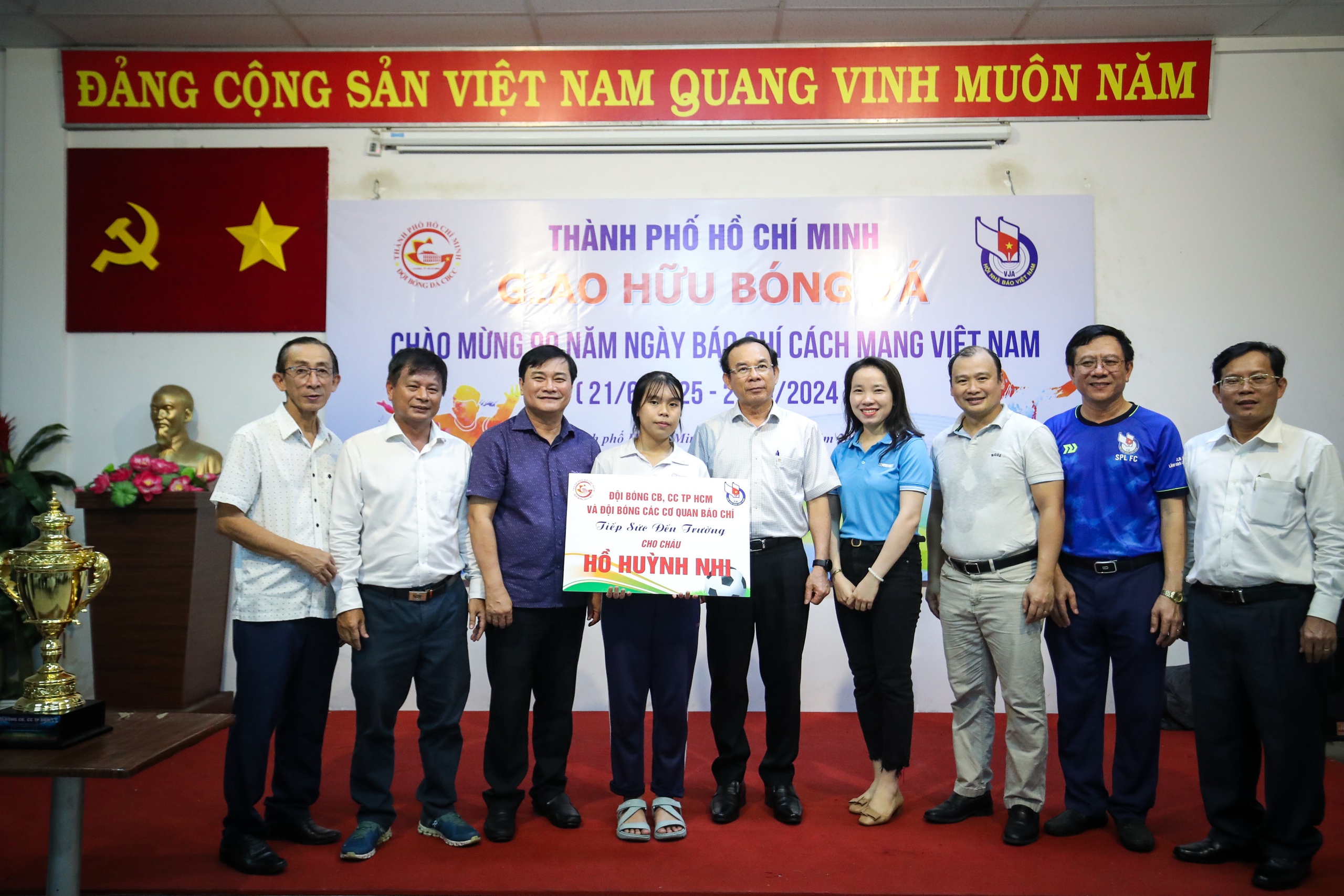 Bí thư Thành ủy TPHCM Nguyễn Văn Nên (thứ 5 từ phải sang) và đại diện lãnh đạo các cơ quan báo chí trao số tiền quyên góp sau trận đấu tặng trường hợp học sinh có hoàn cảnh khó khăn