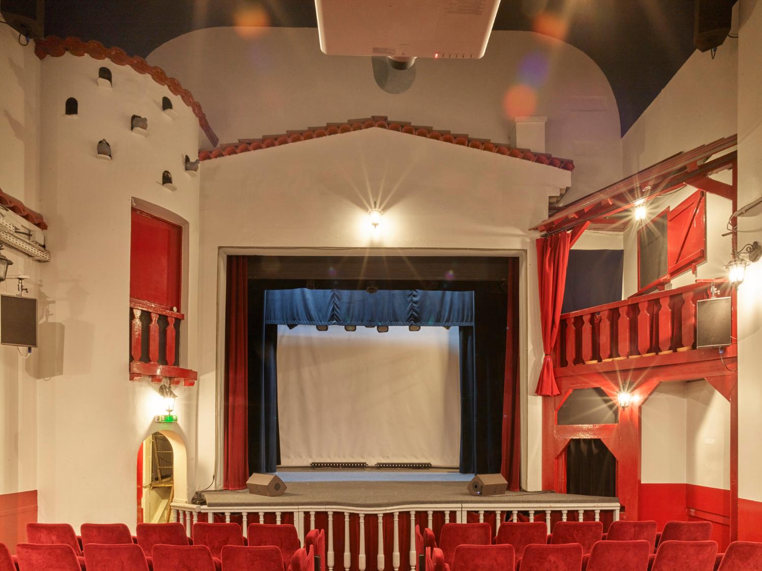 Magníficos teatros com arquitetura do clássico ao moderno na França - Foto 5. Các nhà hát lộng lẫy có kiến trúc từ cổ điển tới hiện đại tại Pháp- Ảnh 5.