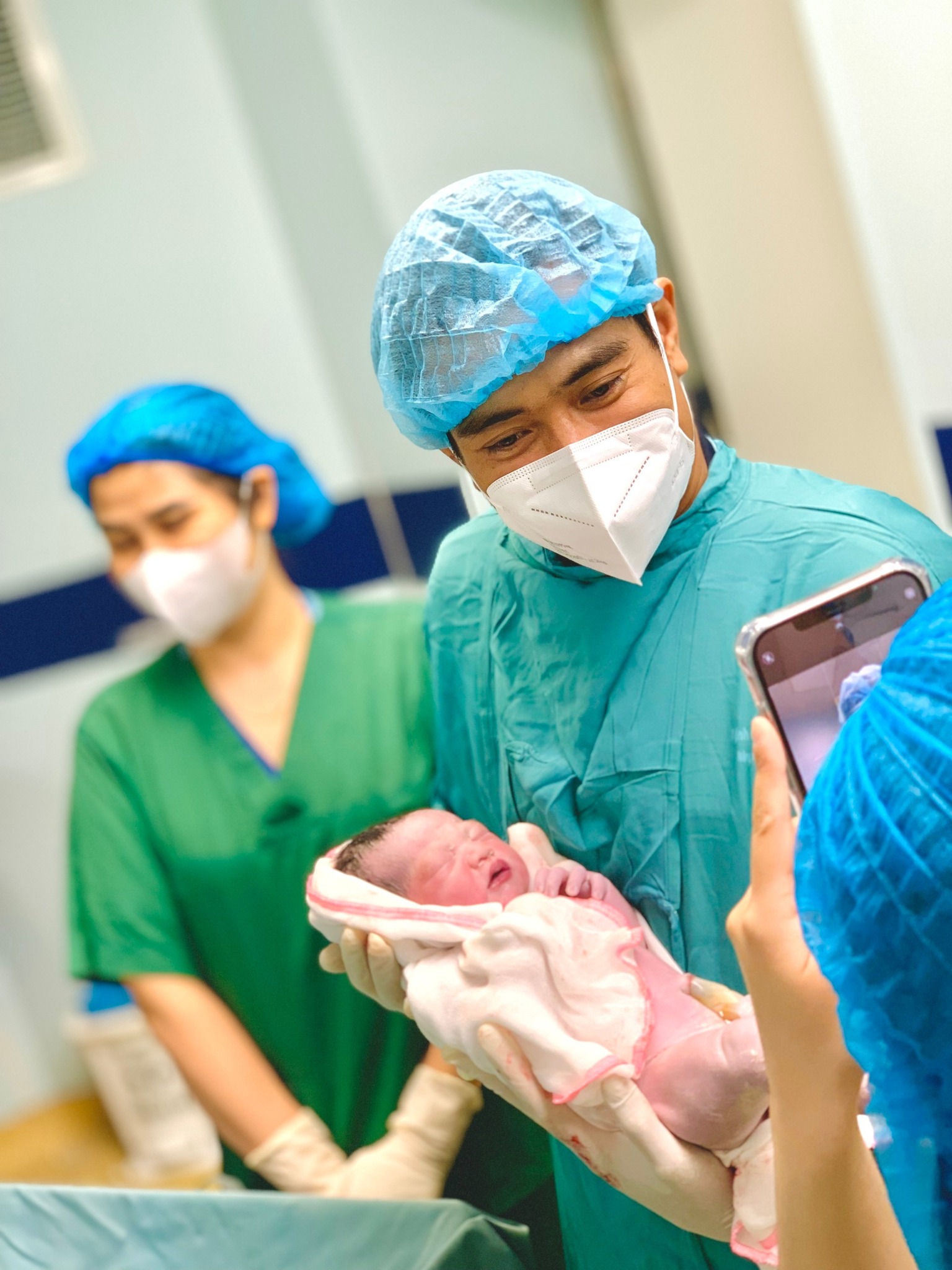 2 em bé chào đời cùng... vòng tránh thai của mẹ- Ảnh 1. 2 em bé chào đời cùng... vòng tránh thai của mẹ- Ảnh 1.