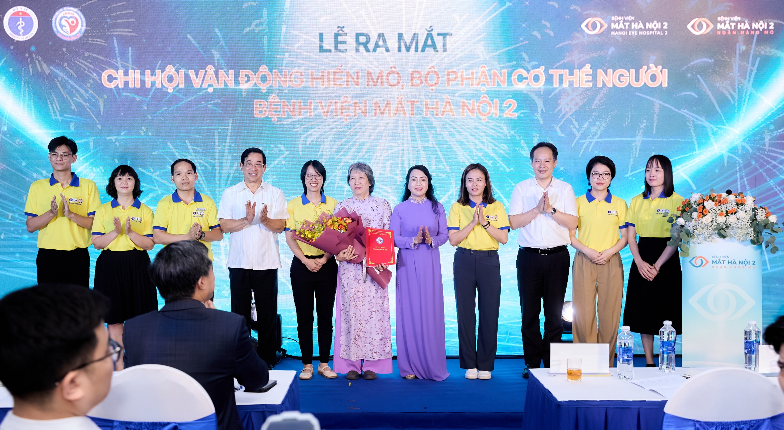 Gần 1.000 người chờ ghép giác mạc - Ảnh 1. Gần 1.000 người chờ ghép giác mạc - Ảnh 1.