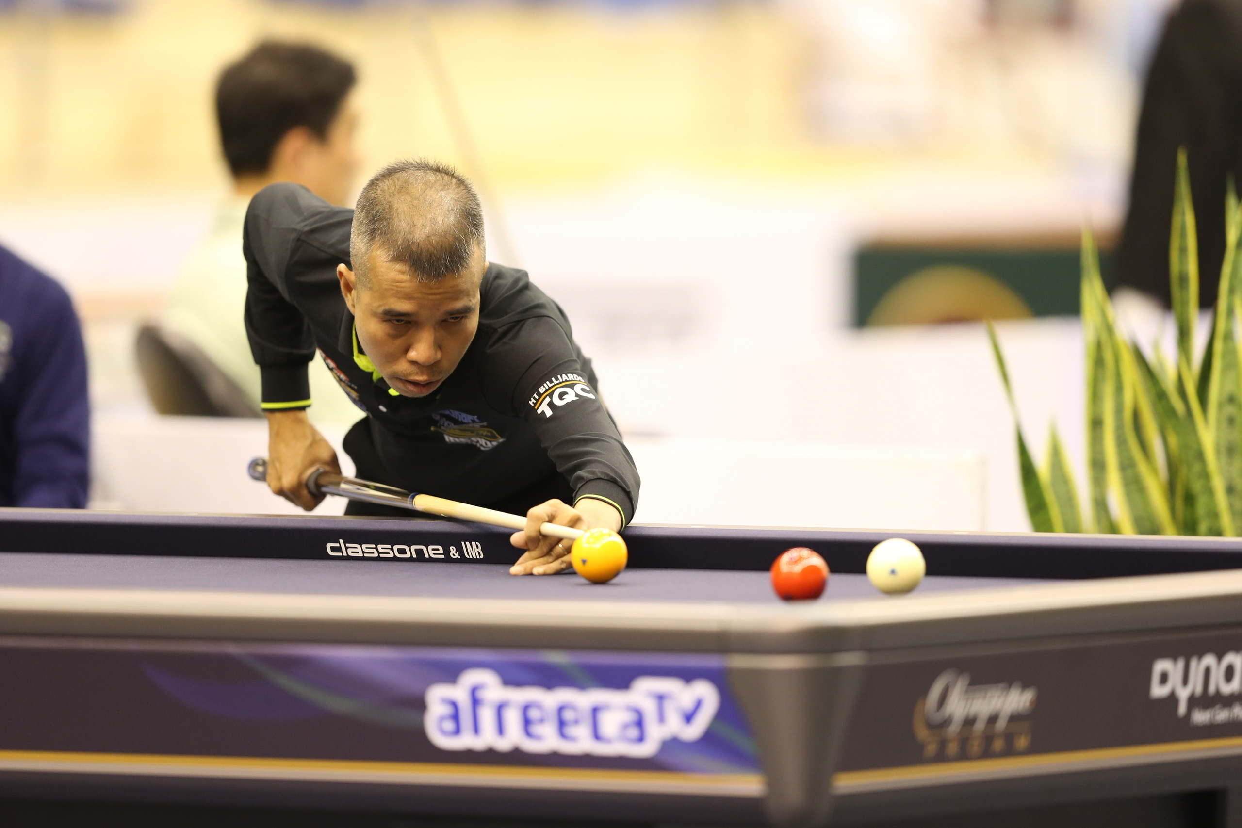 World Cup billiards: Thắng đẳng cấp 'vua thời gian', Trần Quyết Chiến thẳng tiến vòng knock-out- Ảnh 1.