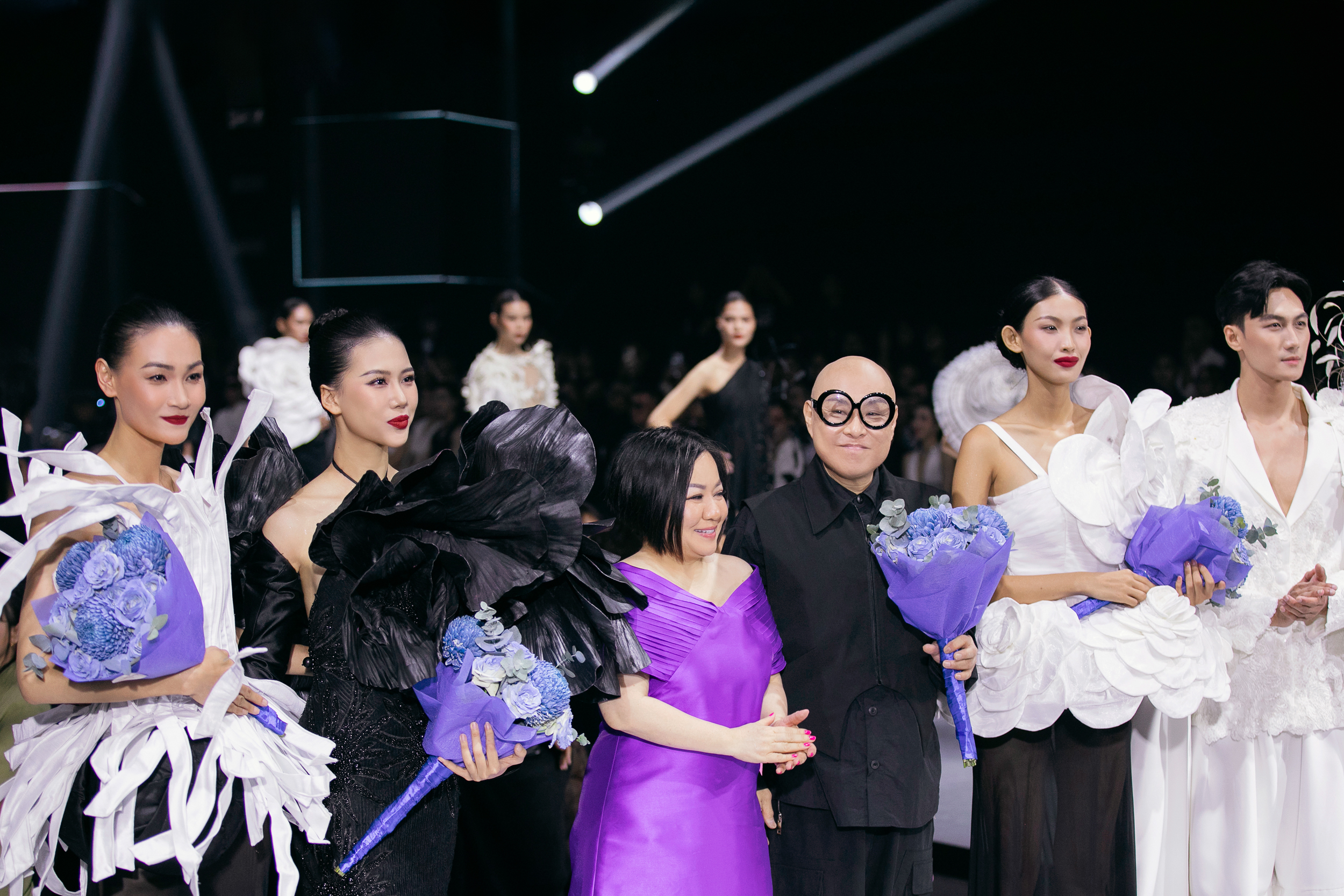 Bui Quynh Hoa, Huong Ly, Truong Thi May são atrativos na passarela da moda - Foto 8. Bùi Quỳnh Hoa, Hương Ly, Trương Thị May cuốn hút trên sàn diễn thời trang- Ảnh 8.