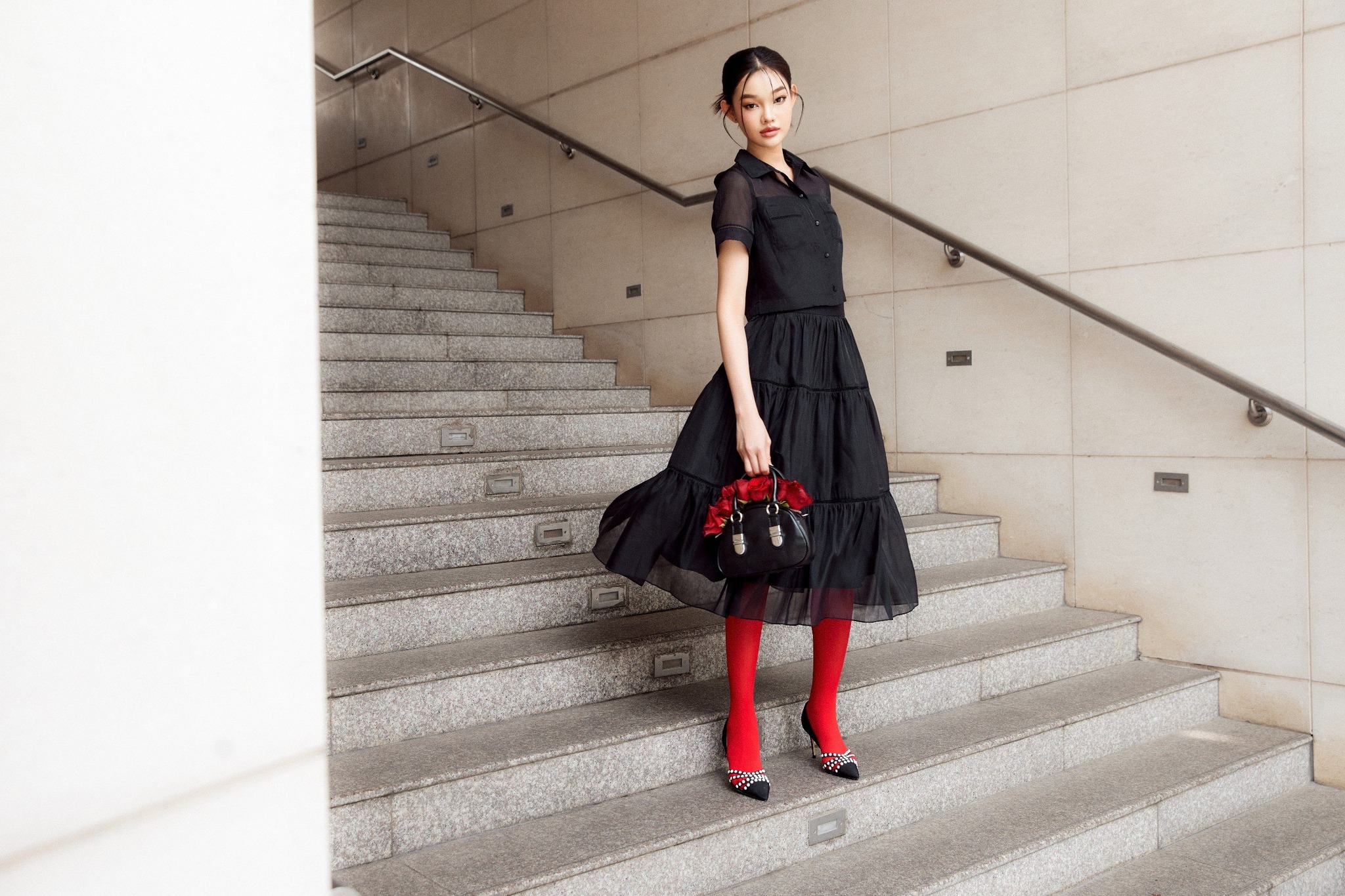 Tampil penuh gaya dengan perpaduan pakaian hitam dan merah yang trendi - Foto 2. Xuống phố cực chất với bản phối trang phục đen và đỏ cá tính, thời thượng- Ảnh 2.