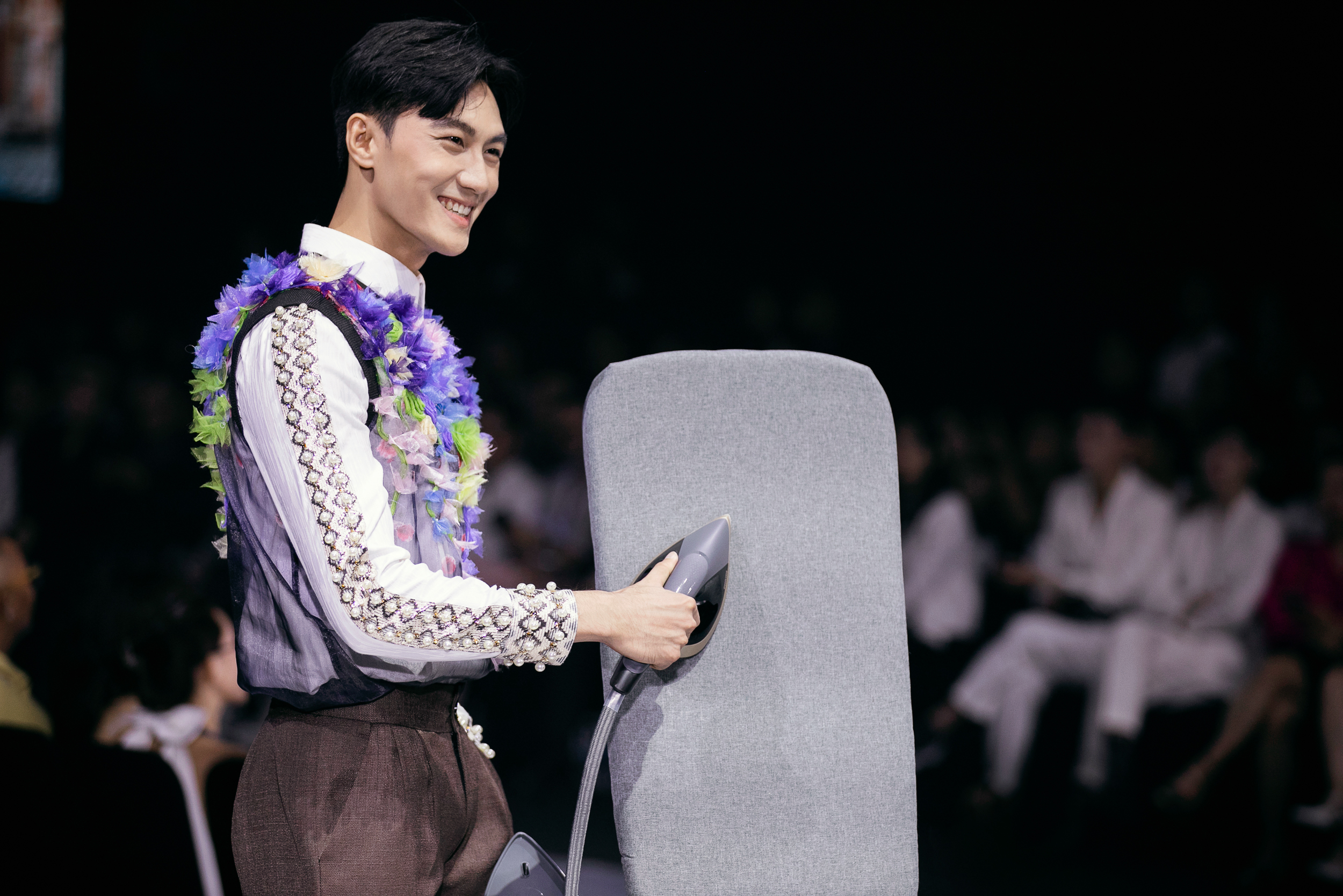 Bui Quynh Hoa, Huong Ly, Truong Thi May são atrativos na passarela da moda - Foto 13. Bùi Quỳnh Hoa, Hương Ly, Trương Thị May cuốn hút trên sàn diễn thời trang- Ảnh 13.