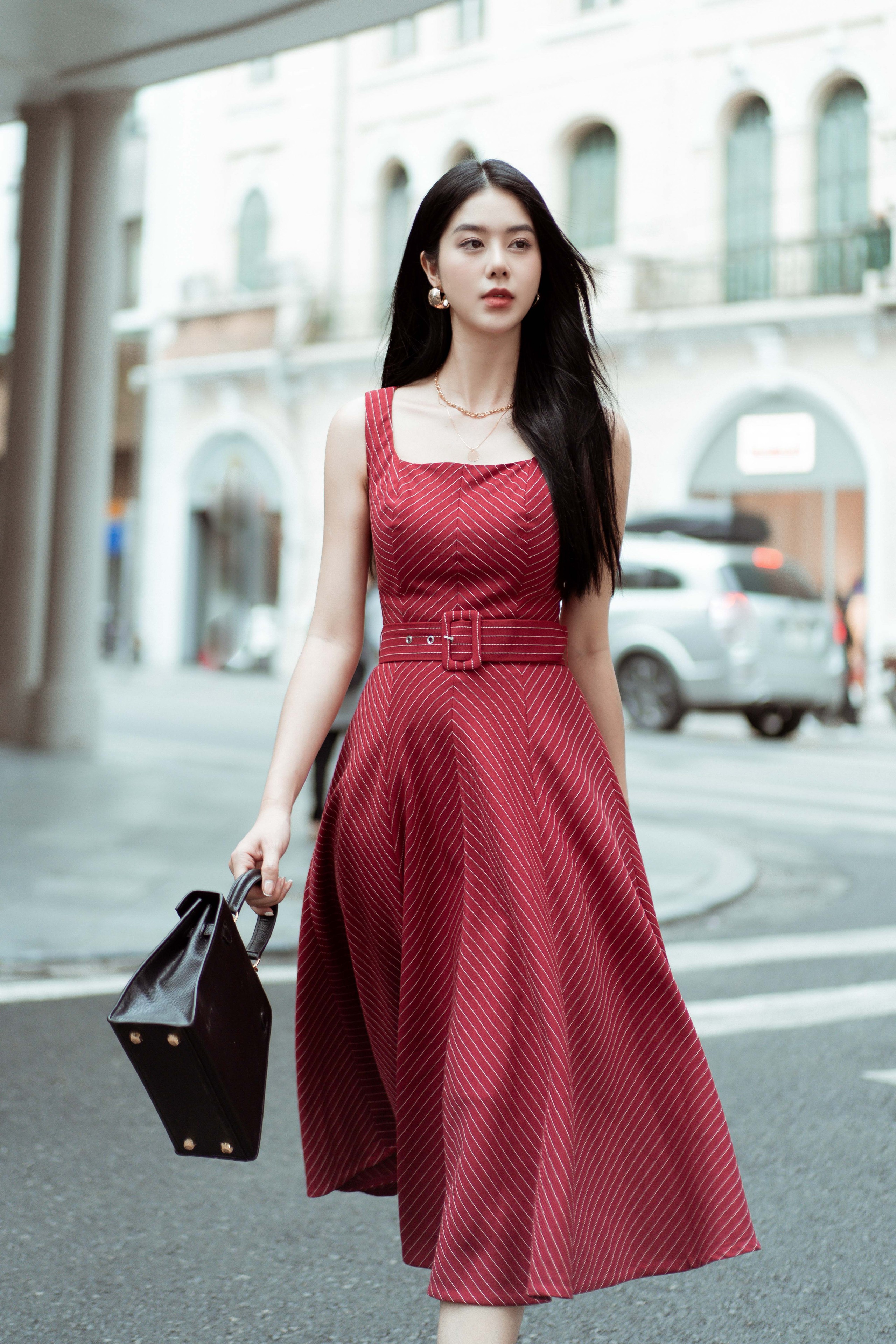 Tampil penuh gaya dengan perpaduan pakaian hitam dan merah yang trendi - Foto 7. Xuống phố cực chất với bản phối trang phục đen và đỏ cá tính, thời thượng- Ảnh 7.