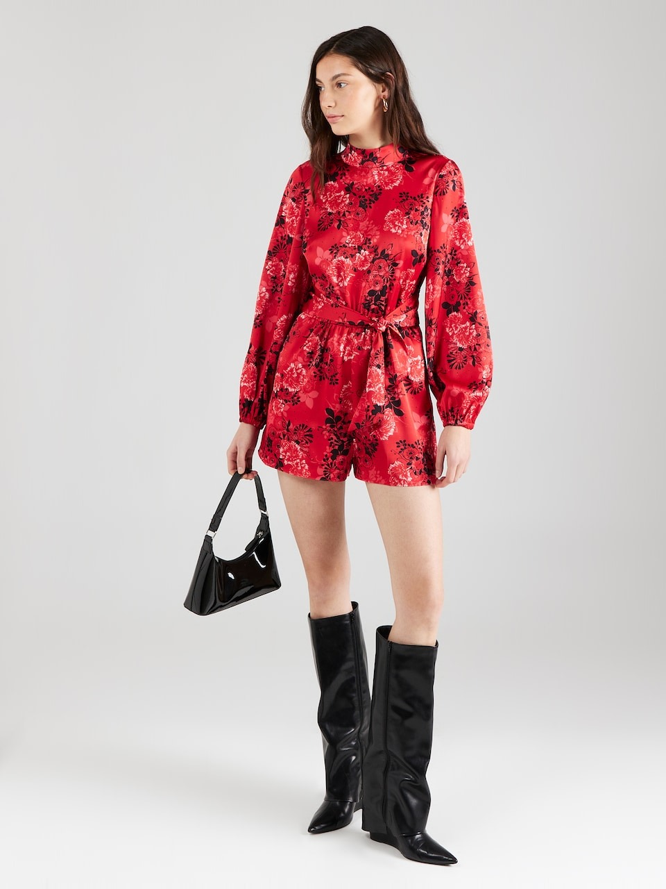 Tampil penuh gaya dengan perpaduan pakaian hitam dan merah yang trendi - Foto 8. Xuống phố cực chất với bản phối trang phục đen và đỏ cá tính, thời thượng- Ảnh 8.