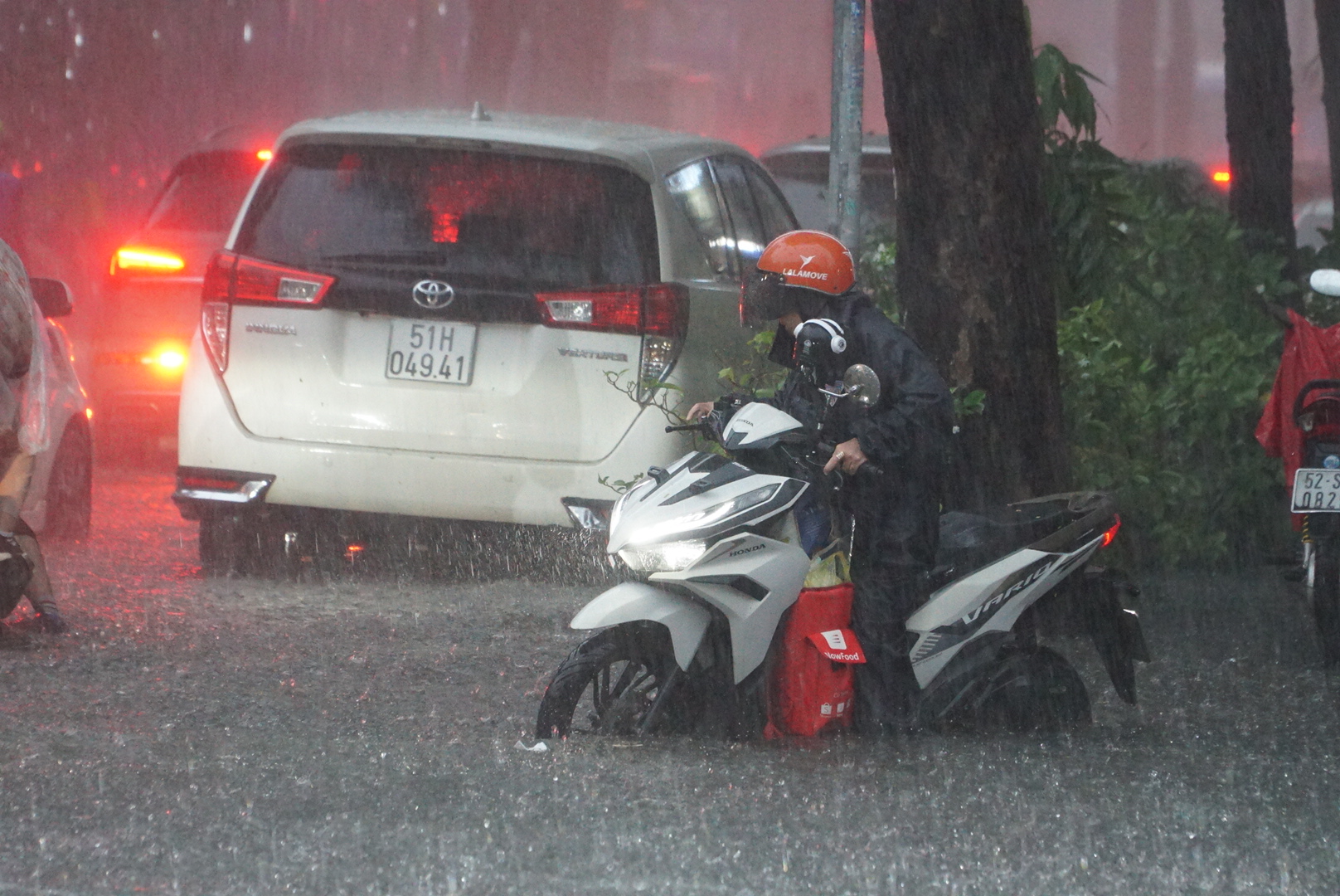Đường ở trung tâm TP.HCM ngập sâu trong cơn mưa giông cực lớn- Ảnh 4.