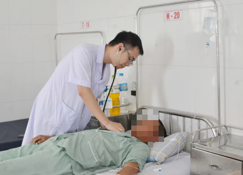 Người đàn ông bị suy thận cấp do nắng nóng
- Ảnh 1. Người đàn ông bị suy thận cấp do nắng nóng
- Ảnh 1.