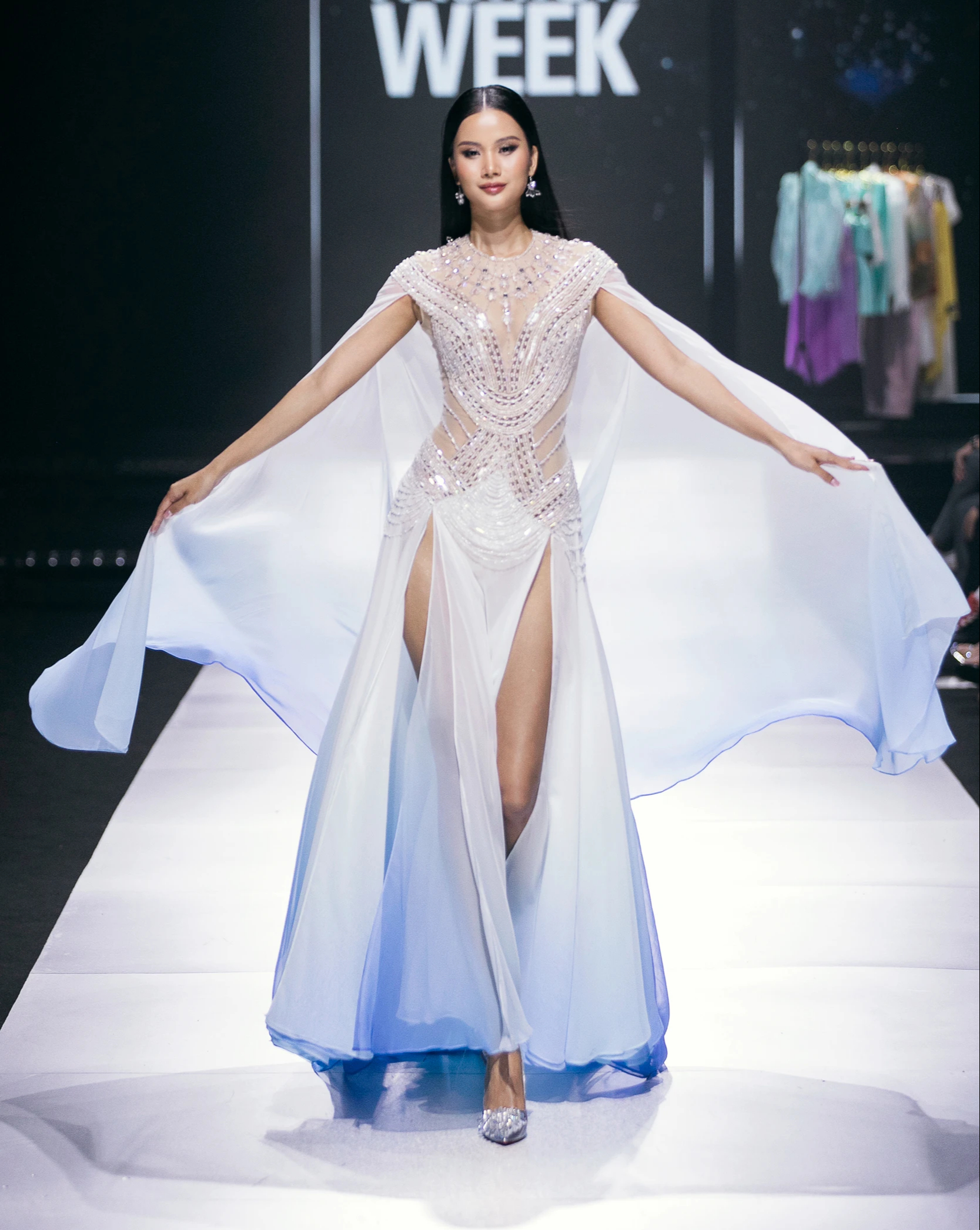 Bui Quynh Hoa, Huong Ly, Truong Thi May são atrativos na passarela da moda - Foto 12. Bùi Quỳnh Hoa, Hương Ly, Trương Thị May cuốn hút trên sàn diễn thời trang- Ảnh 12.