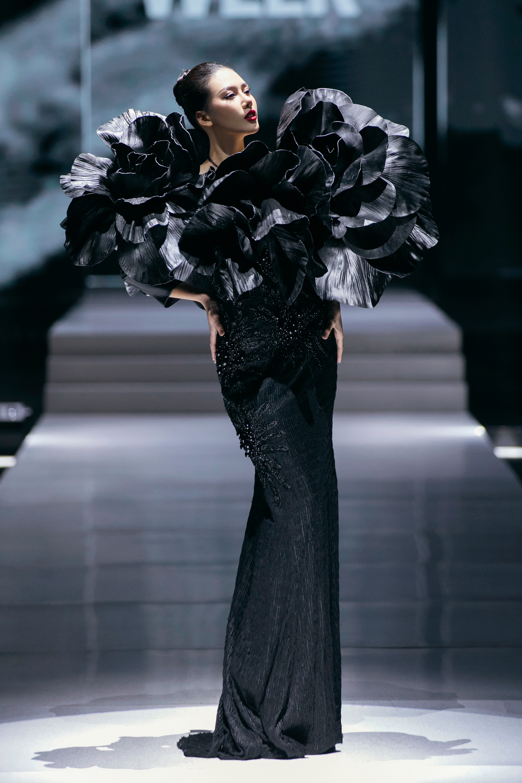 Bui Quynh Hoa, Huong Ly, Truong Thi May são atrativos na passarela da moda - Foto 7. Bùi Quỳnh Hoa, Hương Ly, Trương Thị May cuốn hút trên sàn diễn thời trang- Ảnh 7.