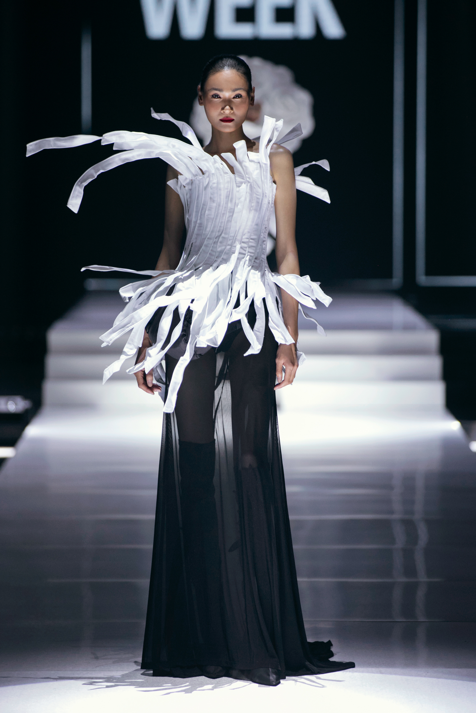 Bui Quynh Hoa, Huong Ly, Truong Thi May são atrativos na passarela da moda - Foto 6. Bùi Quỳnh Hoa, Hương Ly, Trương Thị May cuốn hút trên sàn diễn thời trang- Ảnh 6.