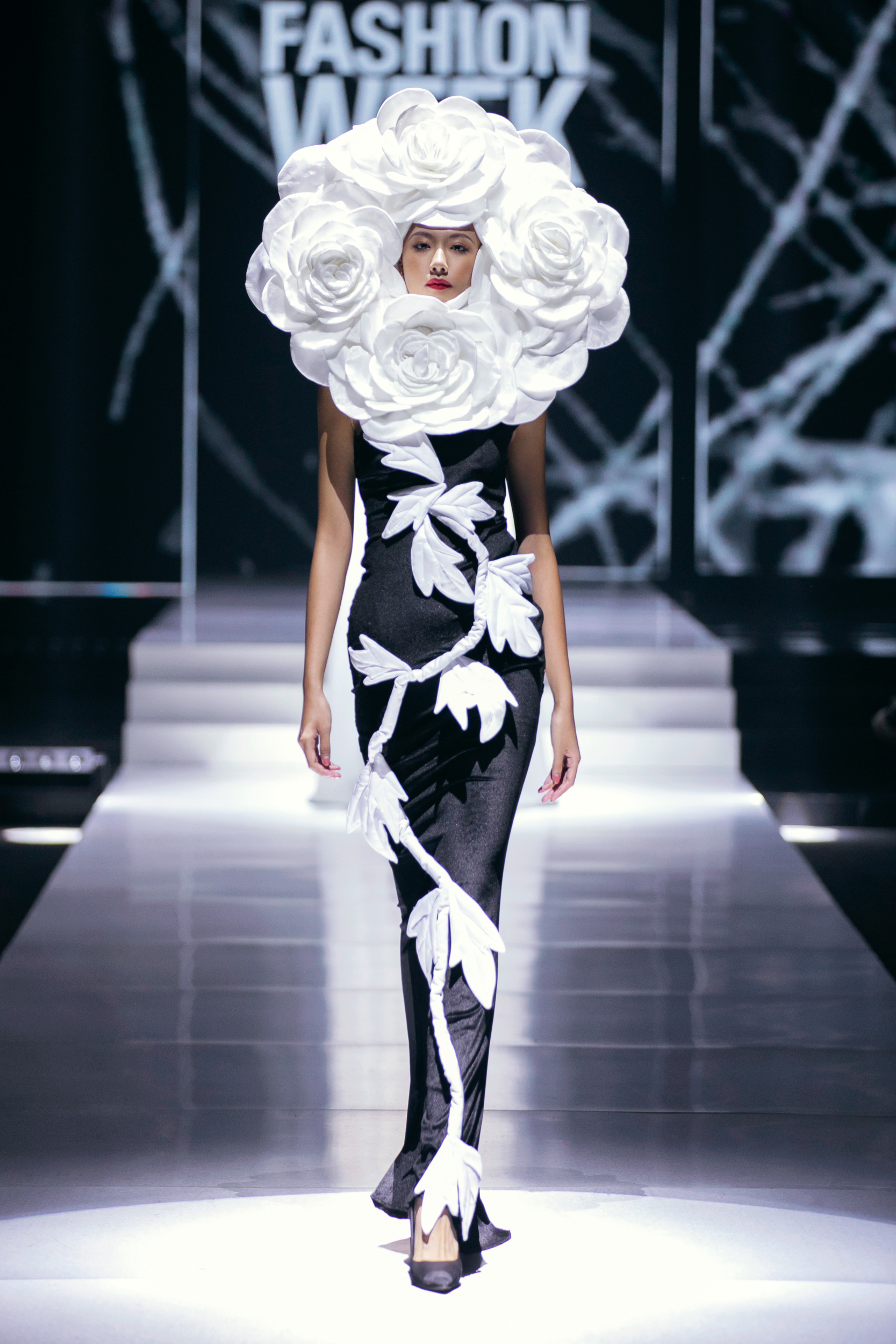 Bui Quynh Hoa, Huong Ly, Truong Thi May são atrativos na passarela da moda - Foto 5. Bùi Quỳnh Hoa, Hương Ly, Trương Thị May cuốn hút trên sàn diễn thời trang- Ảnh 5.