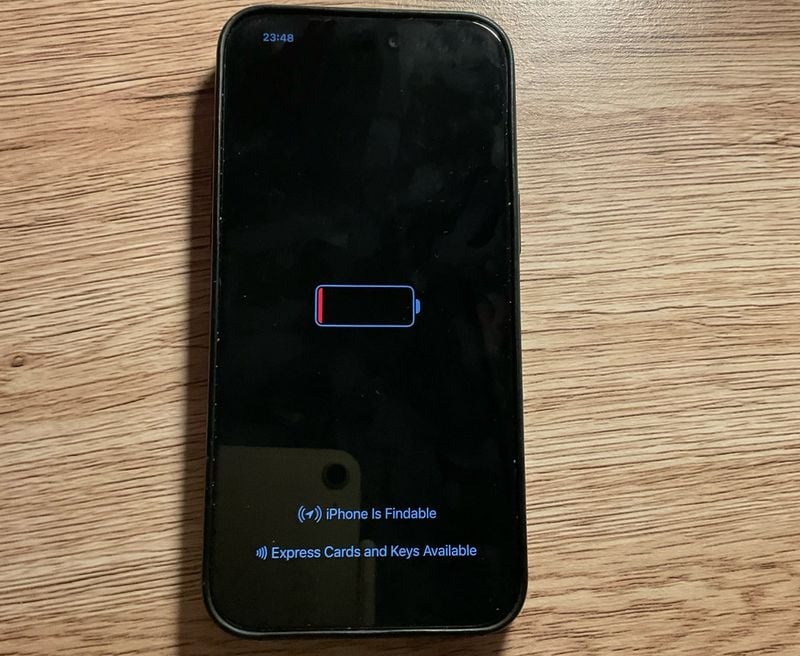 iOS 18 cho phép bạn xem giờ ngay cả khi iPhone hết pin - Ảnh 1.