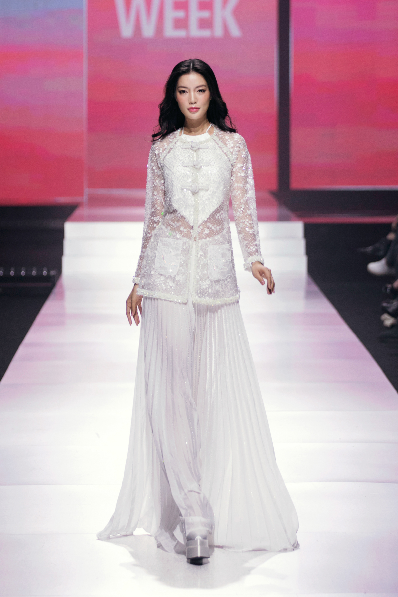 Bui Quynh Hoa, Huong Ly, Truong Thi May são atrativos na passarela da moda - Foto 15. Bùi Quỳnh Hoa, Hương Ly, Trương Thị May cuốn hút trên sàn diễn thời trang- Ảnh 15.