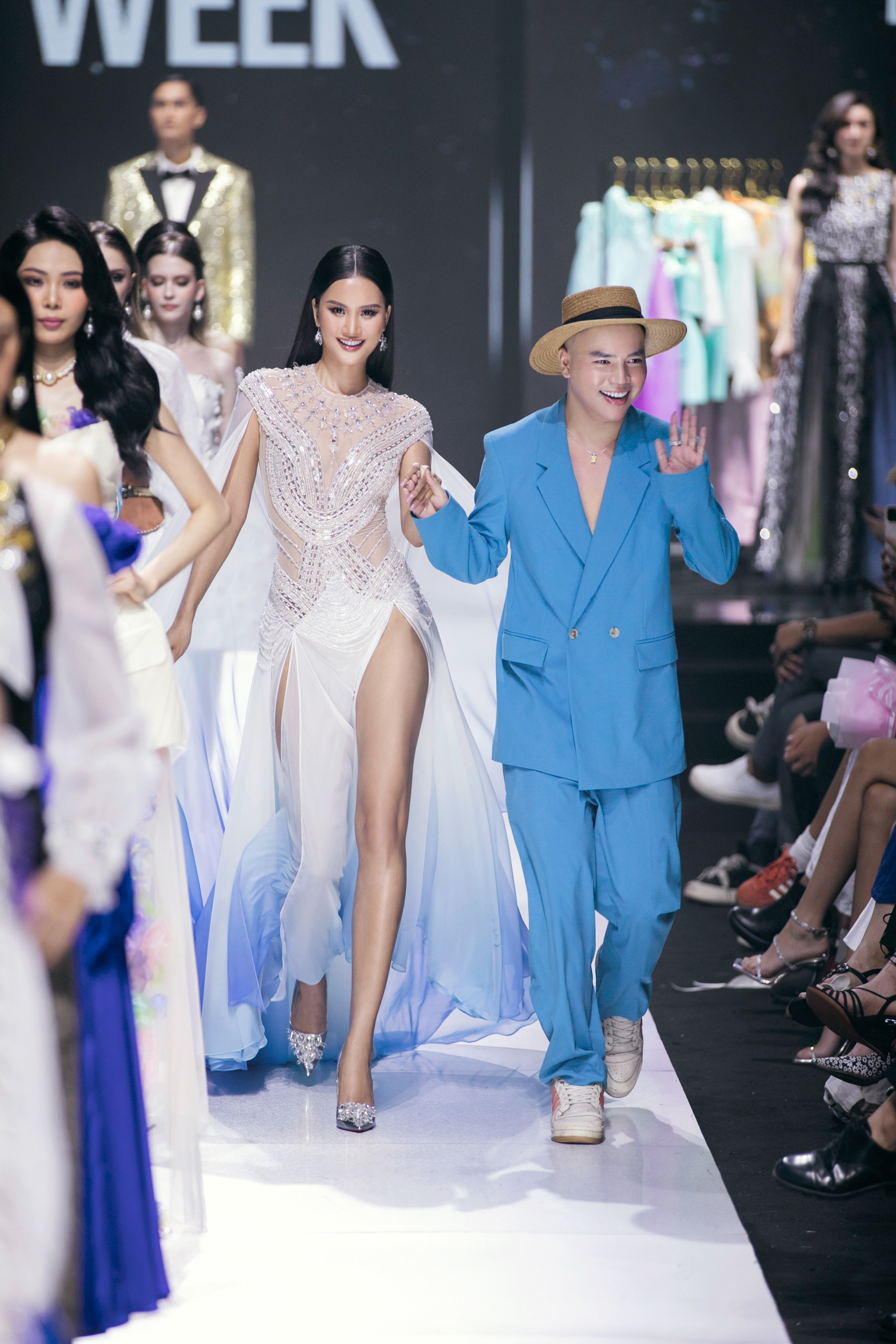 Bui Quynh Hoa, Huong Ly, Truong Thi May são atrativos na passarela da moda - Foto 14. Bùi Quỳnh Hoa, Hương Ly, Trương Thị May cuốn hút trên sàn diễn thời trang- Ảnh 14.