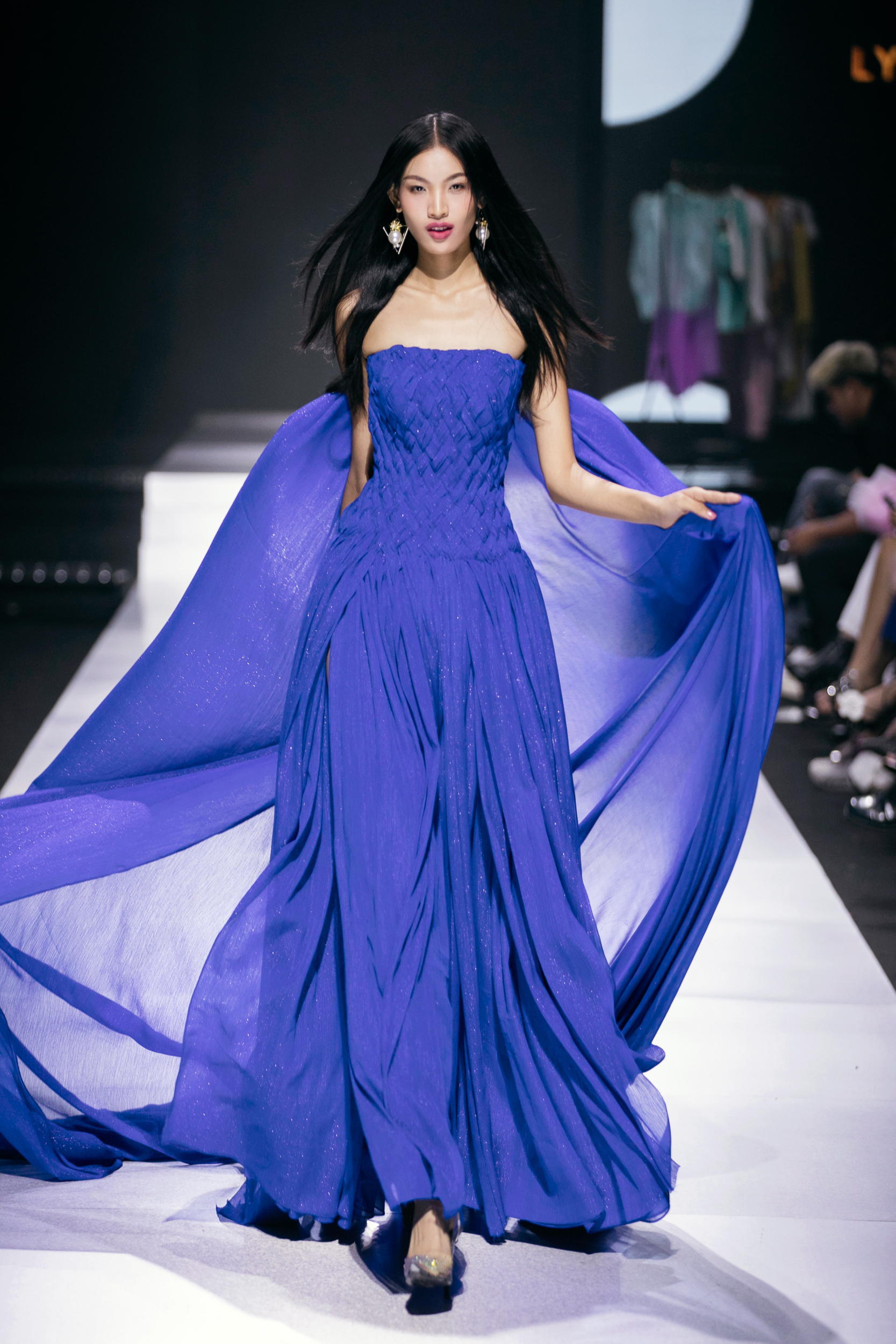 Bui Quynh Hoa, Huong Ly, Truong Thi May são atrativos na passarela da moda - Foto 11. Bùi Quỳnh Hoa, Hương Ly, Trương Thị May cuốn hút trên sàn diễn thời trang- Ảnh 11.