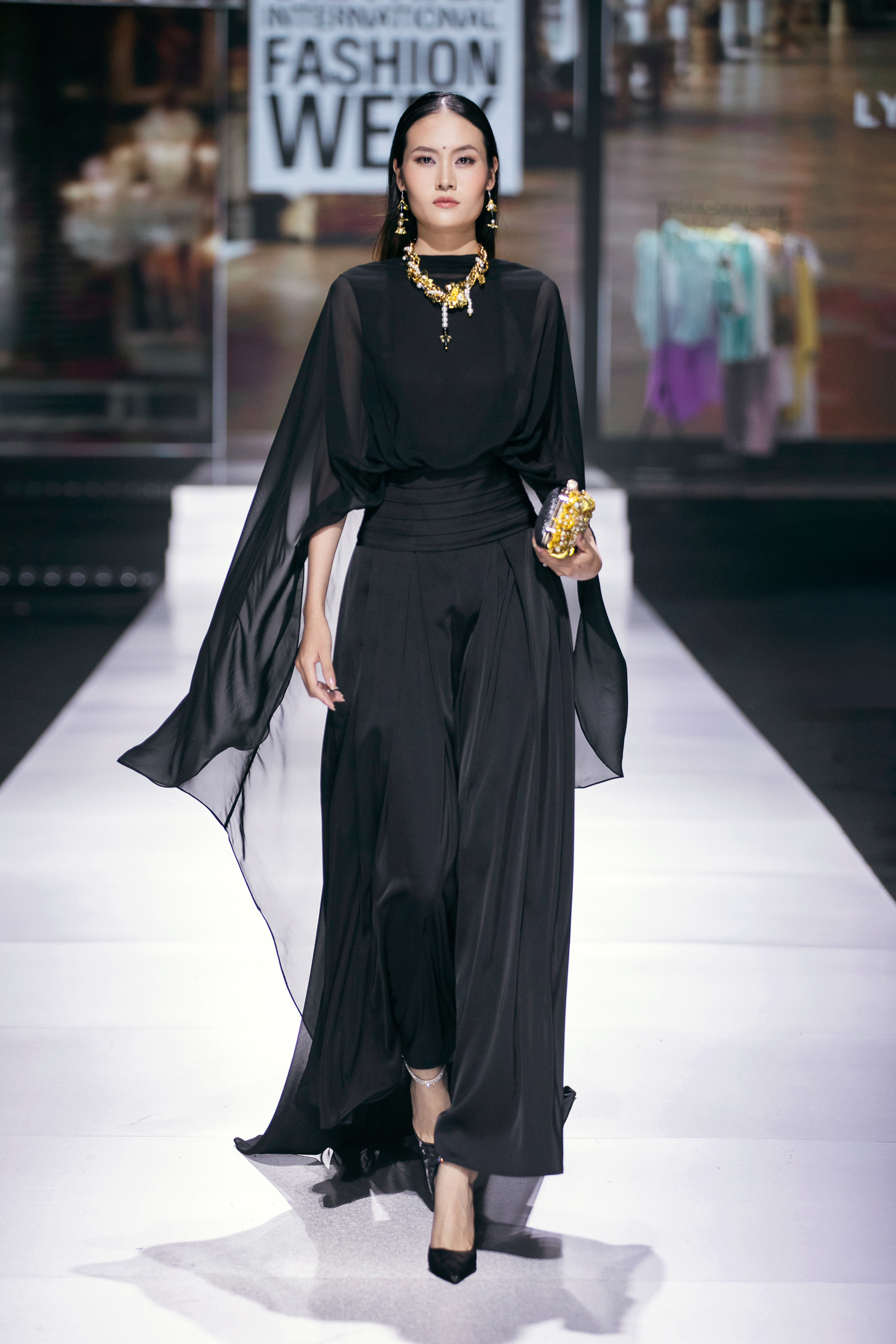 Bui Quynh Hoa, Huong Ly, Truong Thi May são atrativos na passarela da moda - Foto 10. Bùi Quỳnh Hoa, Hương Ly, Trương Thị May cuốn hút trên sàn diễn thời trang- Ảnh 10.