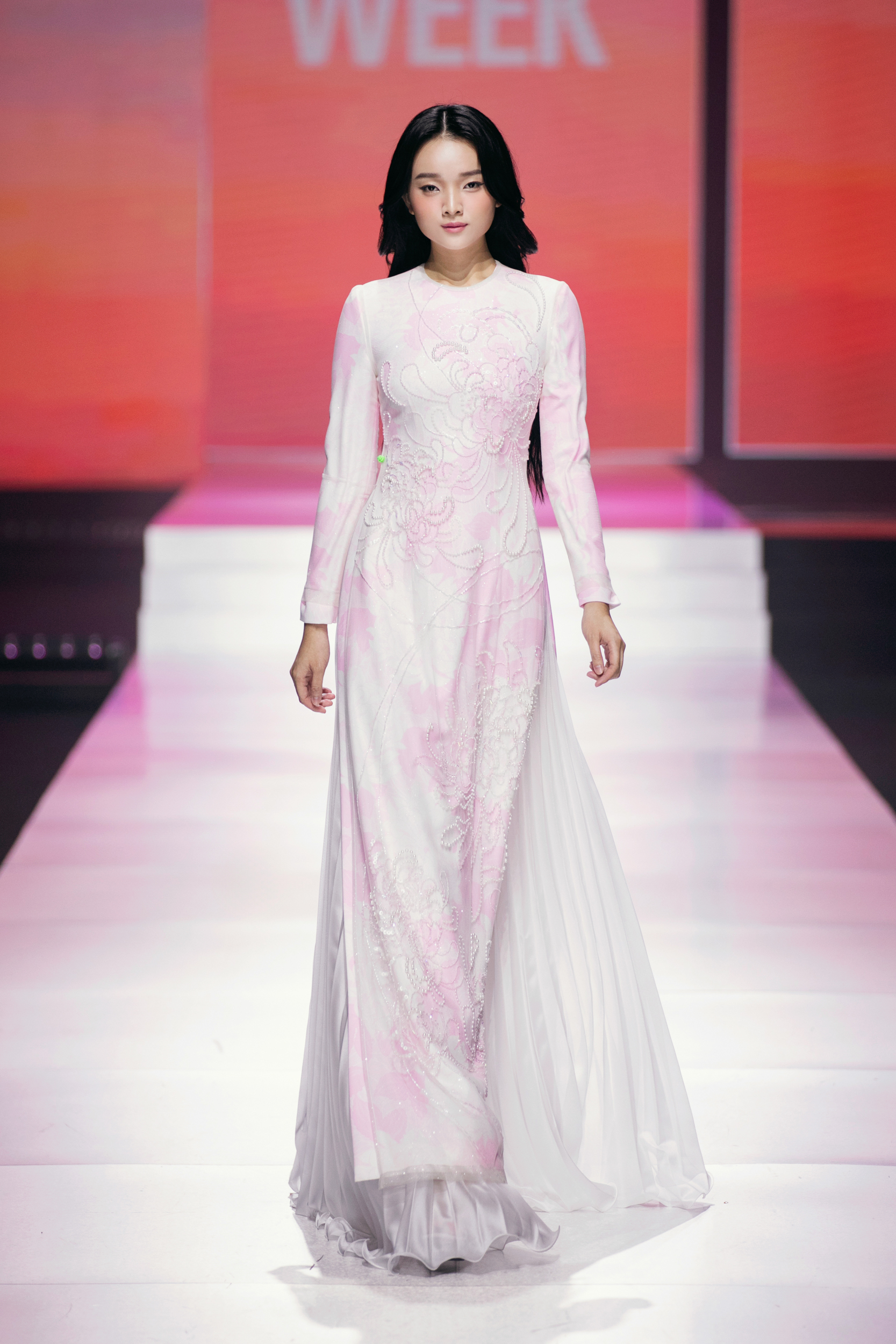 Bui Quynh Hoa, Huong Ly, Truong Thi May são atrativos na passarela da moda - Foto 18. Bùi Quỳnh Hoa, Hương Ly, Trương Thị May cuốn hút trên sàn diễn thời trang- Ảnh 18.