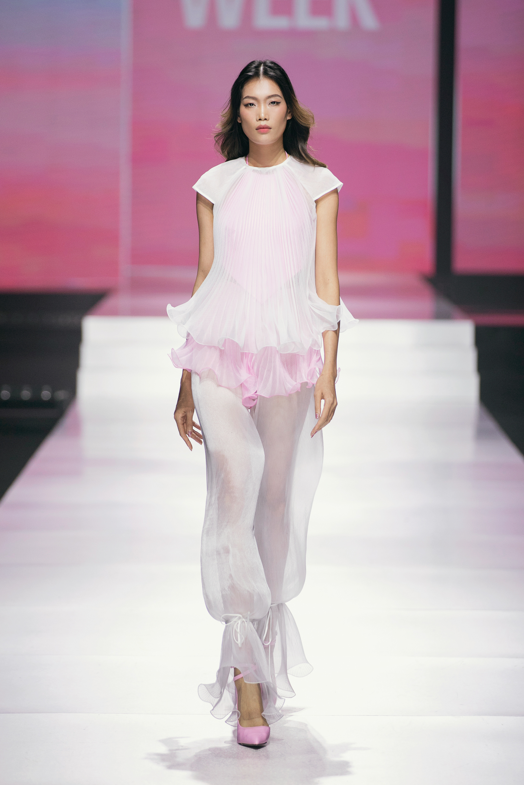 Bui Quynh Hoa, Huong Ly, Truong Thi May são atrativos na passarela da moda - Foto 17. Bùi Quỳnh Hoa, Hương Ly, Trương Thị May cuốn hút trên sàn diễn thời trang- Ảnh 17.