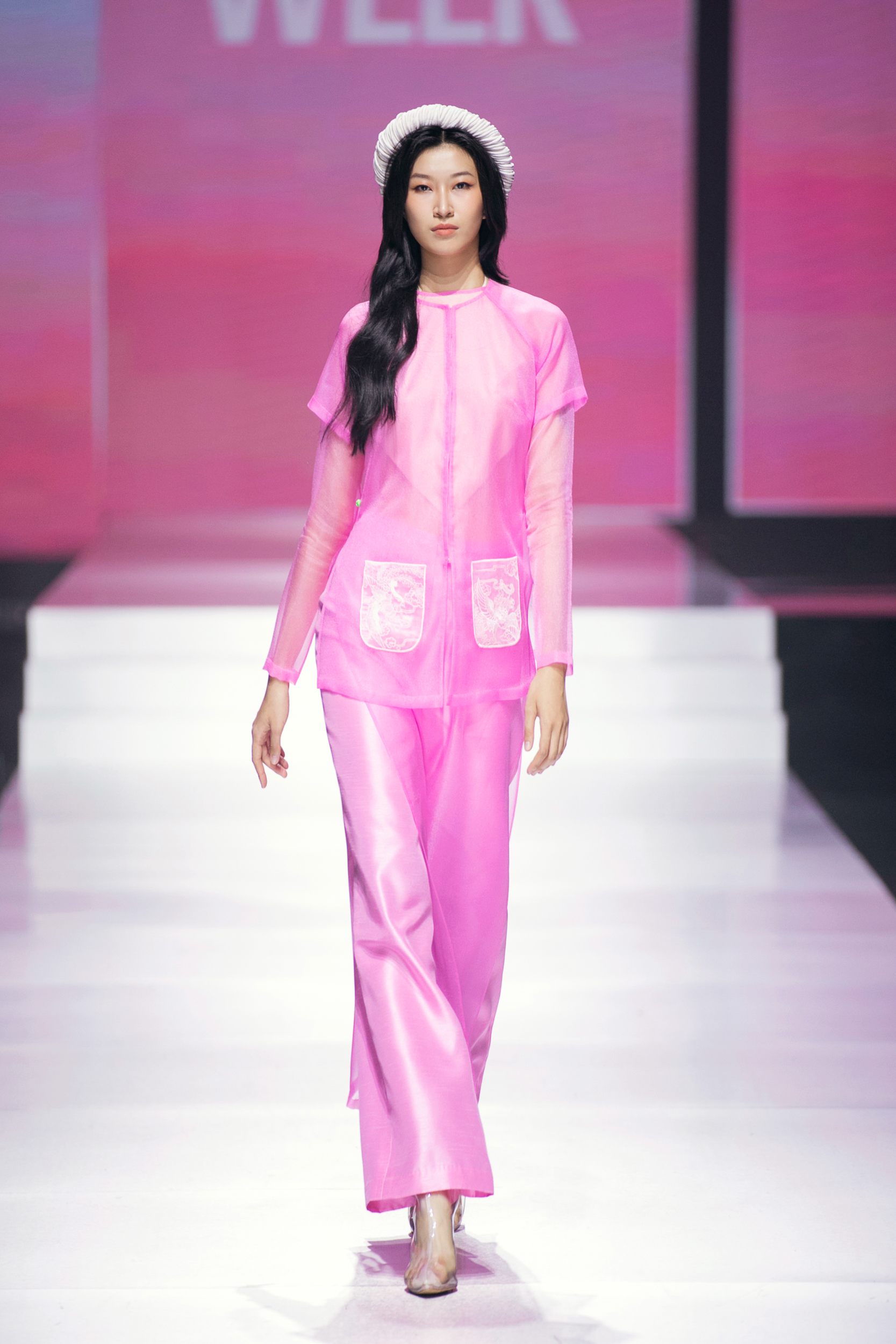 Bui Quynh Hoa, Huong Ly, Truong Thi May são atrativos na passarela da moda - Foto 16. Bùi Quỳnh Hoa, Hương Ly, Trương Thị May cuốn hút trên sàn diễn thời trang- Ảnh 16.