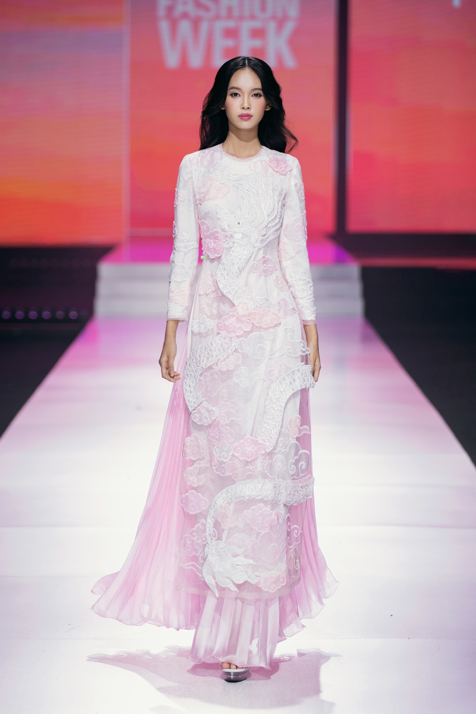 Bui Quynh Hoa, Huong Ly, Truong Thi May são atrativos na passarela da moda - Foto 19. Bùi Quỳnh Hoa, Hương Ly, Trương Thị May cuốn hút trên sàn diễn thời trang- Ảnh 19.