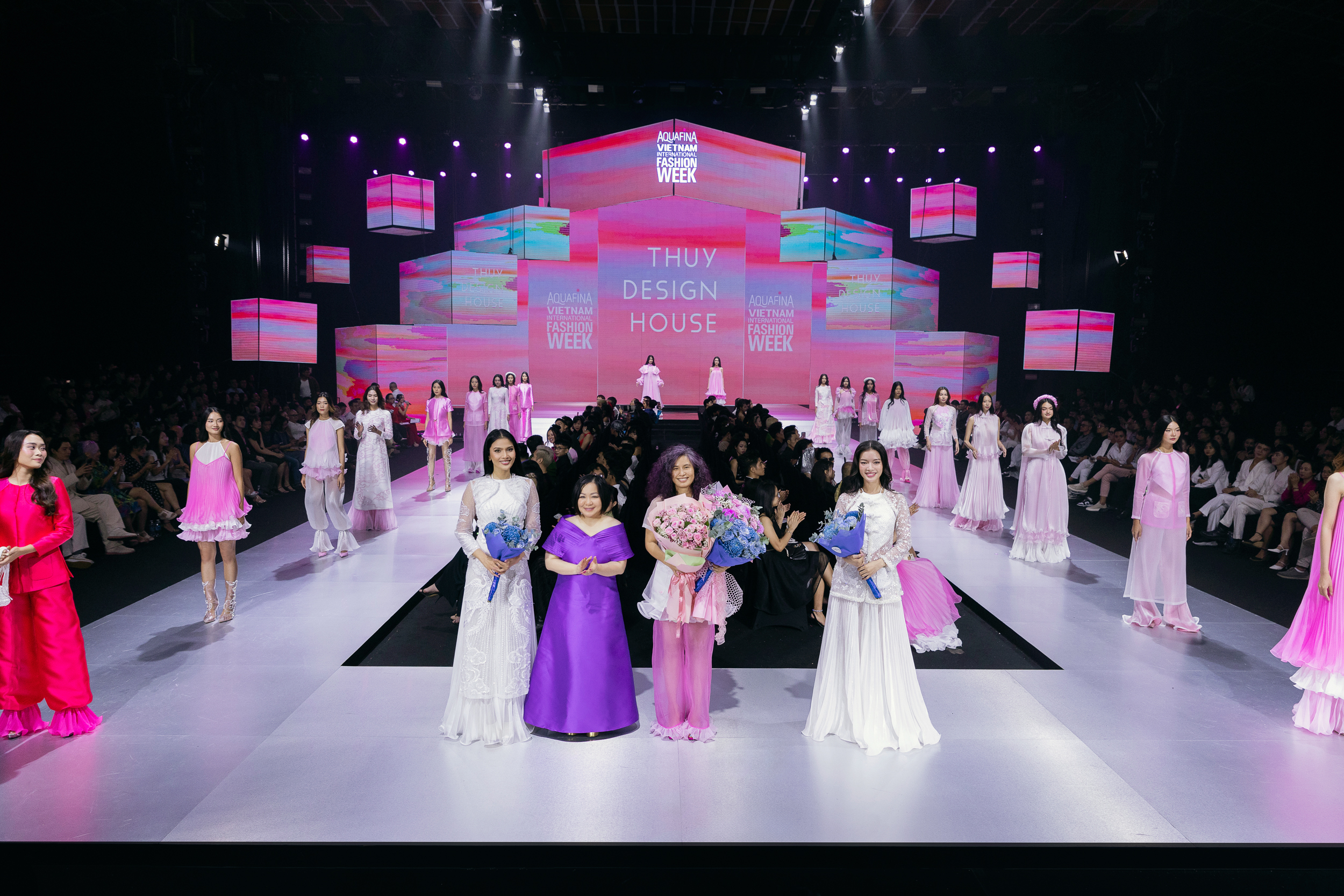 Bui Quynh Hoa, Huong Ly, Truong Thi May são atrativos na passarela da moda - Foto 21. Bùi Quỳnh Hoa, Hương Ly, Trương Thị May cuốn hút trên sàn diễn thời trang- Ảnh 21.