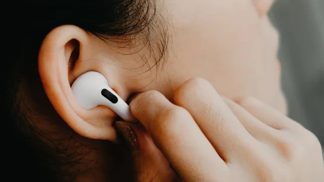 iOS 18 cho phép tùy chỉnh mức độ khử tiếng ồn của tai nghe AirPods - Ảnh 1.