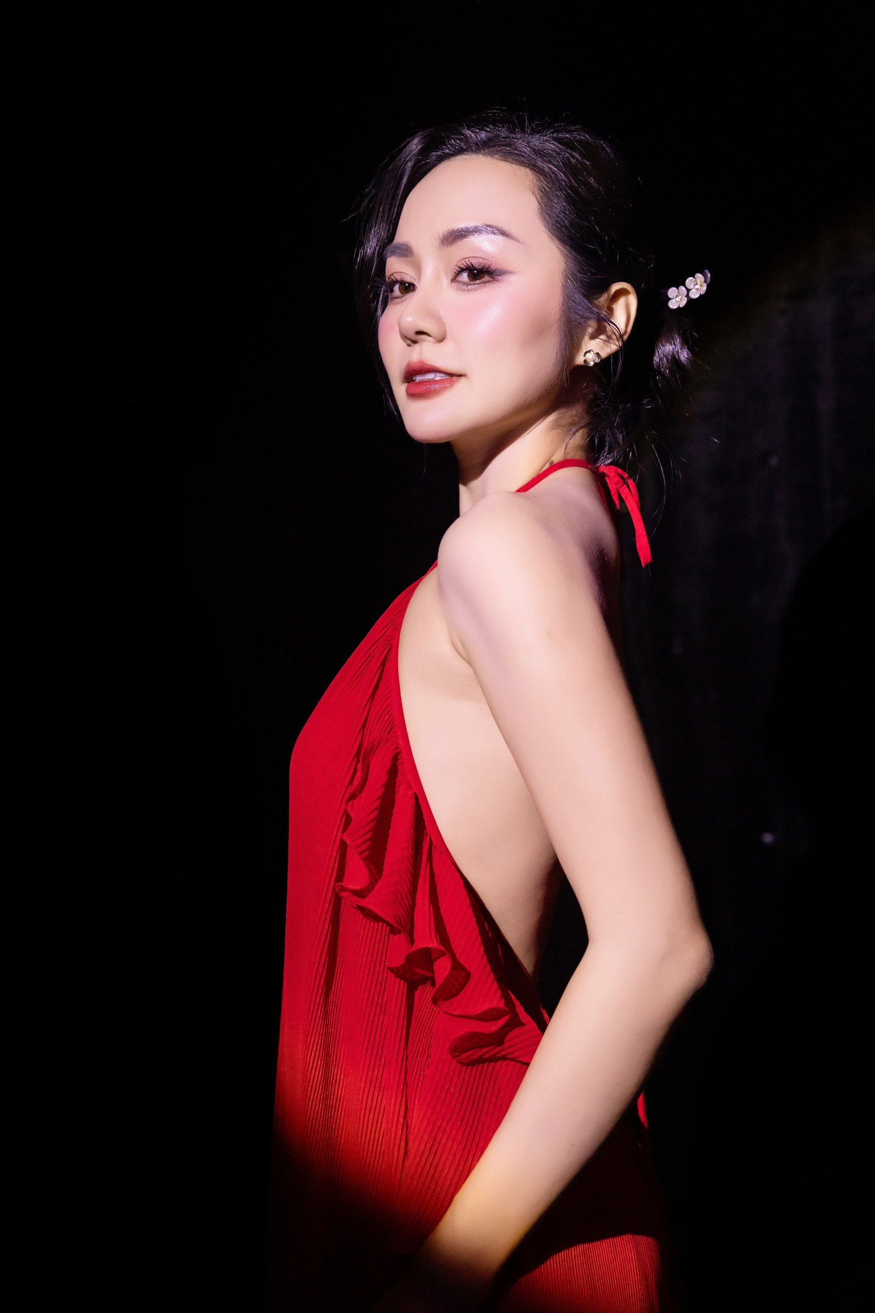 Vóc dáng nóng bỏng của nữ MC Tuần lễ thời trang quốc tế Việt Nam 2024- Ảnh 2.
