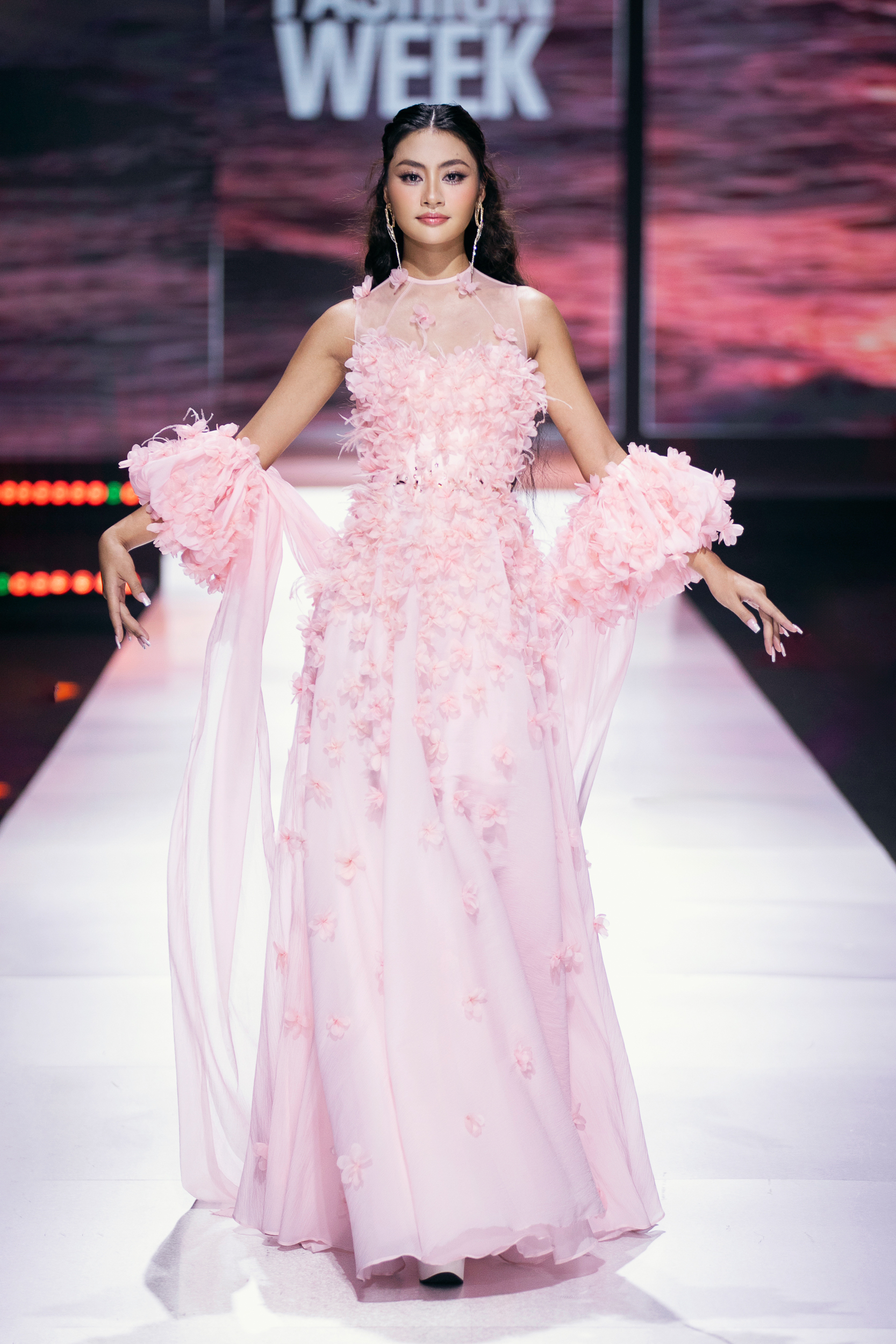 A designer Thao Nguyen traz uma mensagem feminista para sua coleção inspirada nas nuvens - Foto 18. NTK Thảo Nguyễn mang thông điệp nữ quyền vào bộ sưu tập cảm hứng mây trời- Ảnh 18.